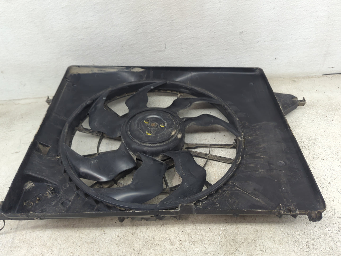 2013-2018 Hyundai Santa Fe Electric Radiator Cooling Fan Motor Assembly Fits Fits 2013 2014 2015 2016 2017 2018 OEM Used Aut