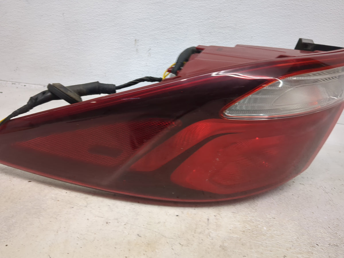 2017-2018 Hyundai Santa Fe Tail Light Assembly Passenger Right OEM P/N:92402-B85 Fits Fits 2017 2018 OEM Used Auto Parts - O