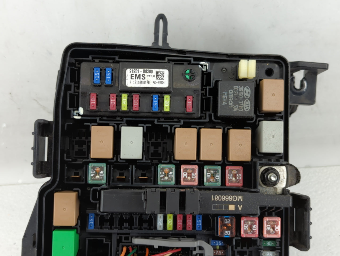 2017-2019 Hyundai Santa Fe Fusebox Fuse Box Panel Relay Module P/N:91310-B8720 Fits Fits 2017 2018 2019 OEM Used Auto Parts 