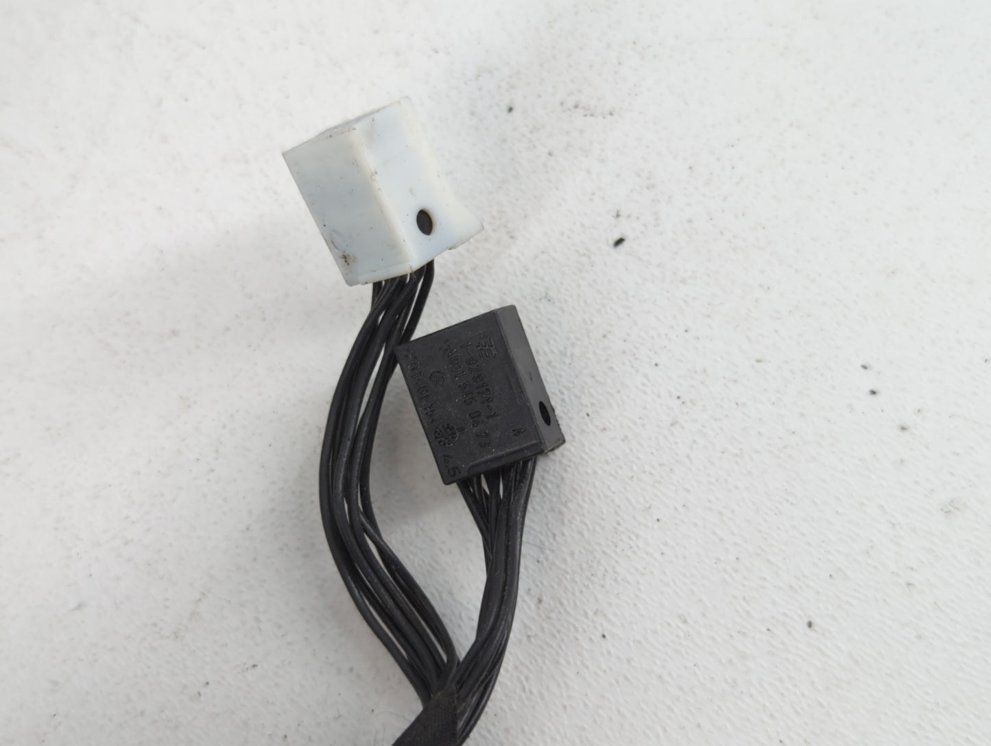 2017-2018 Hyundai Santa Fe Driver Side View Mirror - Left Door Mirror OEM Used - Oemusedautoparts1.com