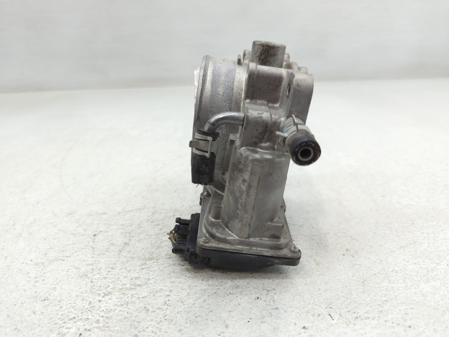 2013-2018 Hyundai Santa Fe Throttle Body P/N:35100-3CAA0 Fits Fits 2012 2013 2014 2015 2016 2017 2018 OEM Used Auto Parts - 