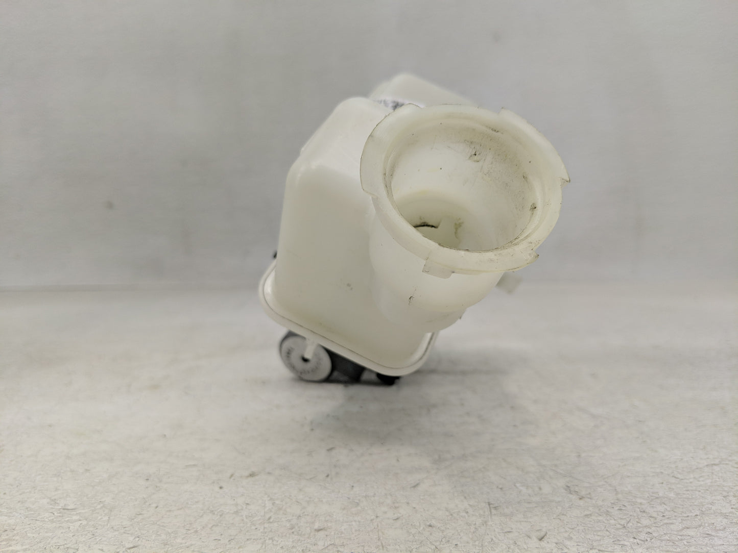 2015-2019 Hyundai Sonata Brake Master Cylinder 1302369 - Oemusedautoparts1.com