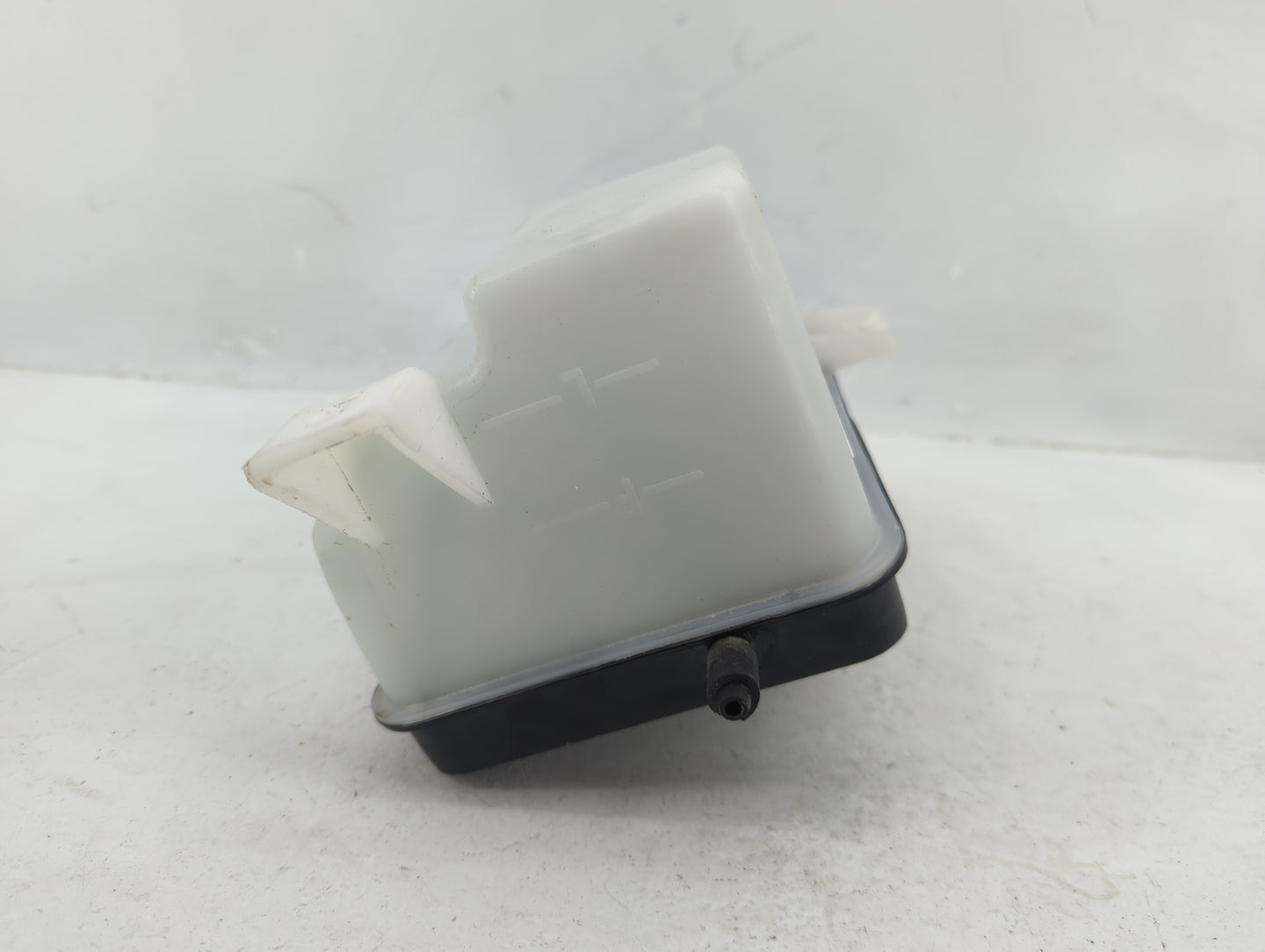2015-2019 Hyundai Sonata Radiator Coolant Overflow Expansion Tank Bottle - Oemusedautoparts1.com