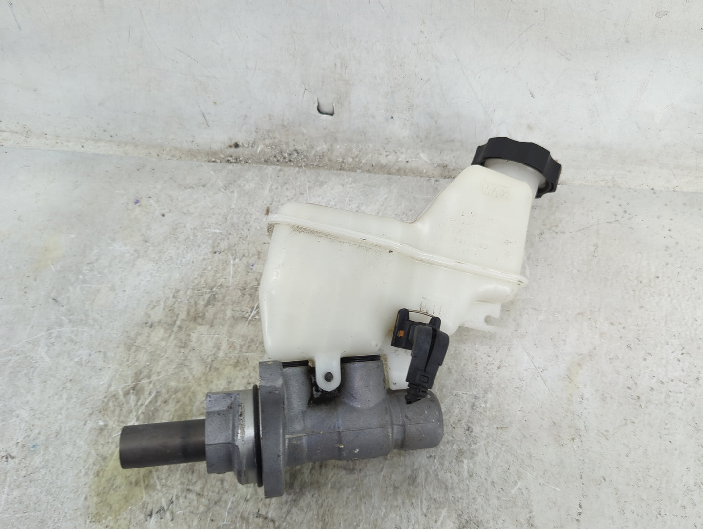 2015-2019 Hyundai Sonata Brake Master Cylinder 1490514 - Oemusedautoparts1.com