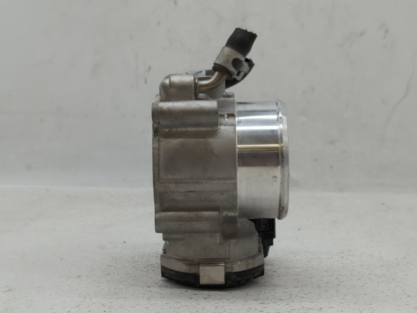 2015-2019 Hyundai Sonata Throttle Body P/N:35100-2G600 Fits Fits 2015 2016 2017 2018 2019 2020 2021 OEM Used Auto Parts - Oe