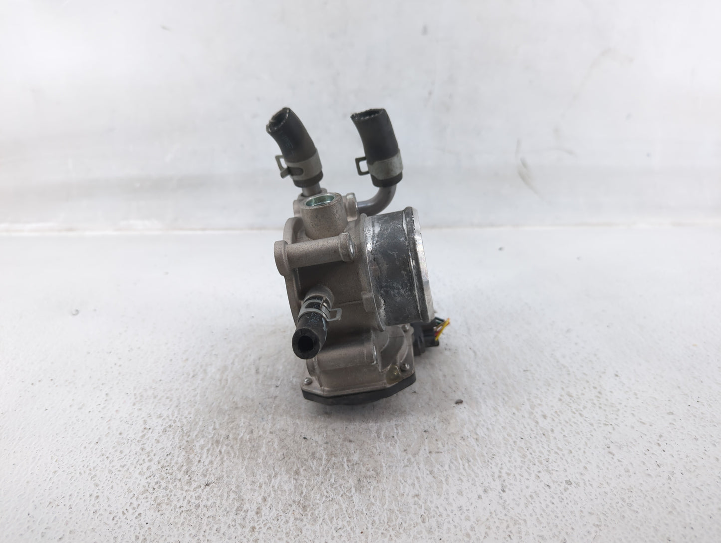 2015-2019 Hyundai Sonata Throttle Body P/N:35100-2B340 Fits Fits 2015 2016 2017 2018 2019 2020 2021 2022 OEM Used Auto Parts
