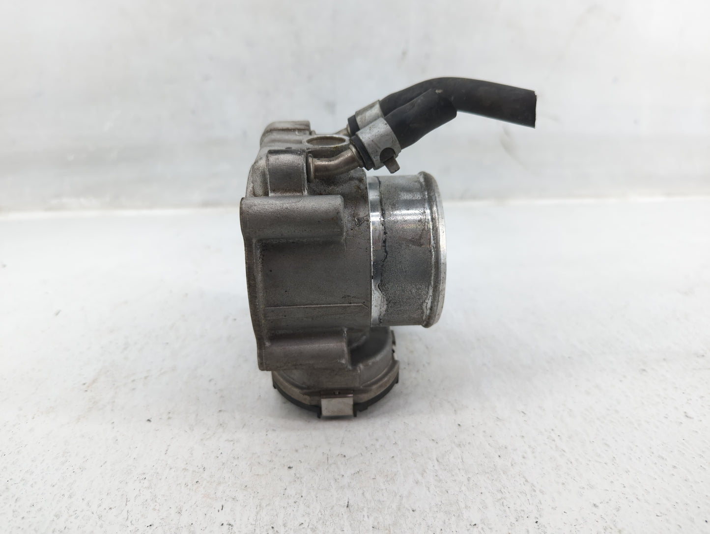 2015-2019 Hyundai Sonata Throttle Body P/N:35100-2G610 Fits Fits 2015 2016 2017 2018 2019 2020 2021 OEM Used Auto Parts - Oe