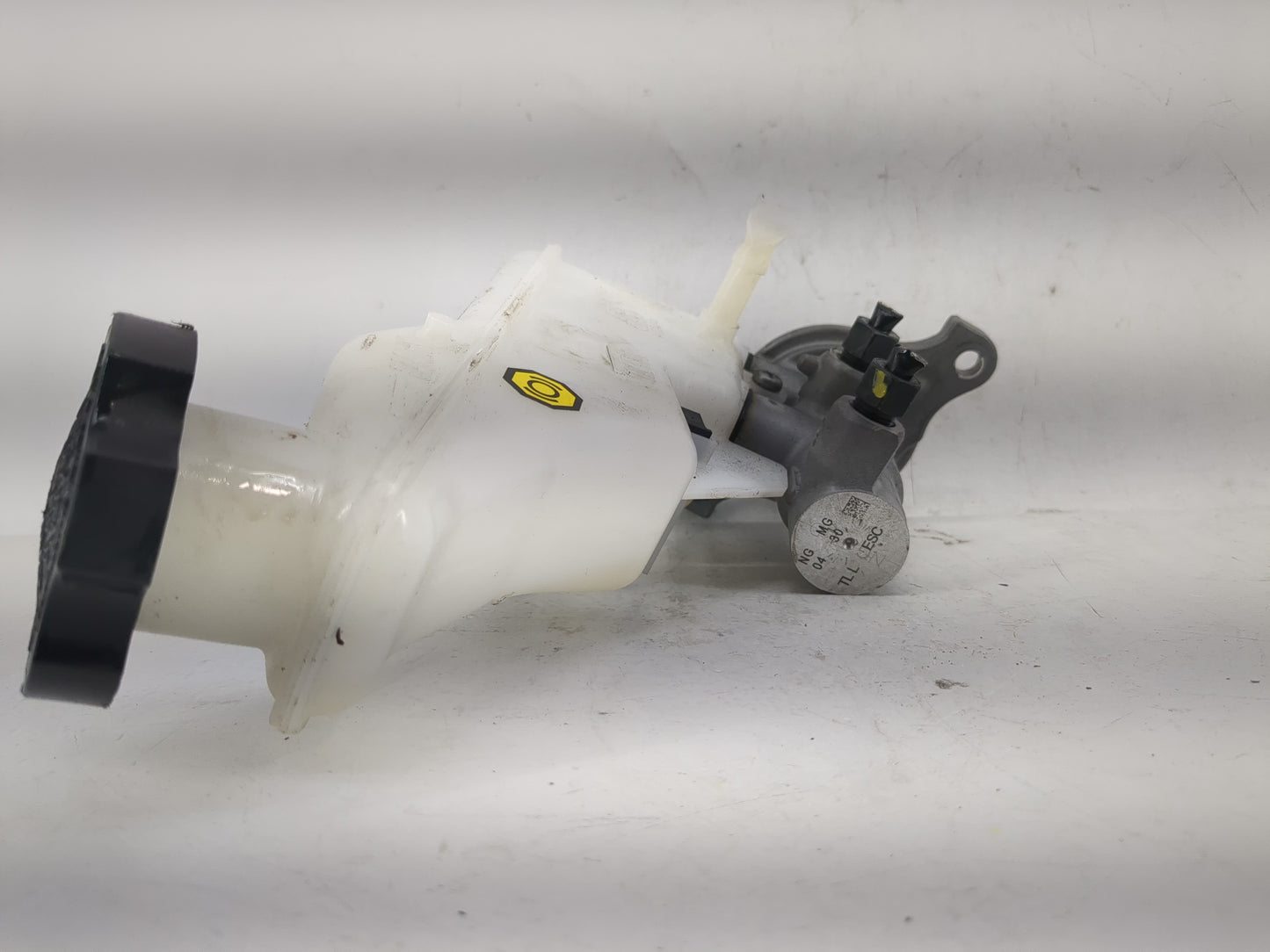 2016-2021 Hyundai Tucson Brake Master Cylinder 1220852 - Oemusedautoparts1.com