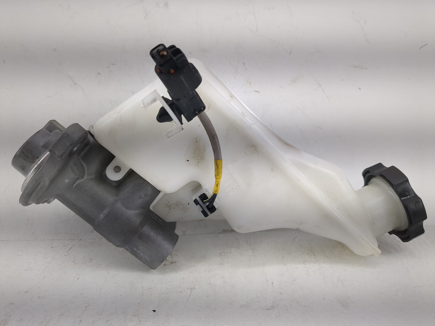 2016-2021 Hyundai Tucson Brake Master Cylinder 1220852 - Oemusedautoparts1.com
