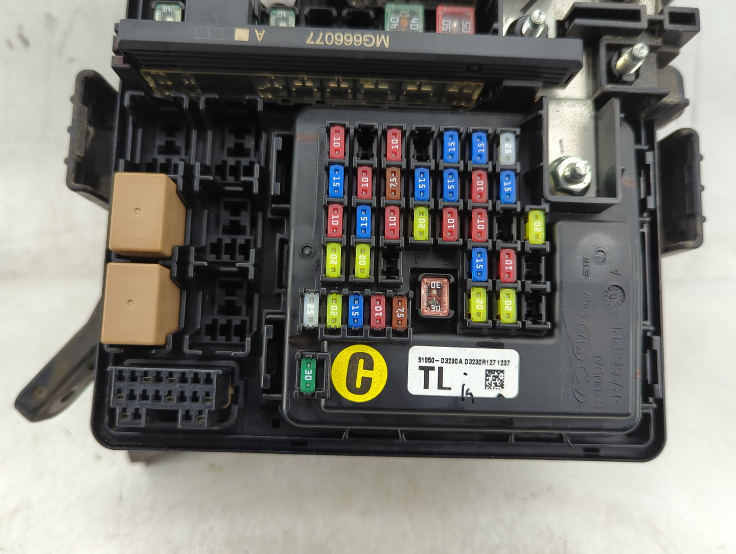 2016-2018 Hyundai Tucson Fusebox Fuse Box Panel Relay Module P/N:91941-D3023 Fits Fits 2016 2017 2018 OEM Used Auto Parts - 