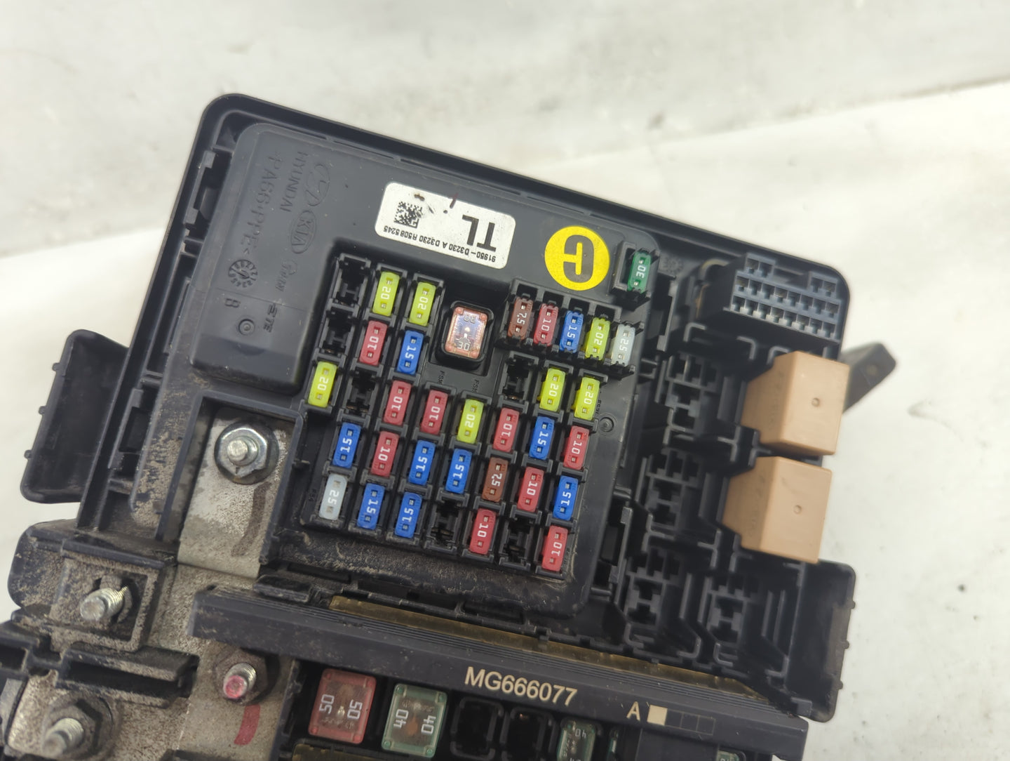 2016-2018 Hyundai Tucson Fusebox Fuse Box Panel Relay Module P/N:91422-D3172 Fits Fits 2016 2017 2018 OEM Used Auto Parts - 