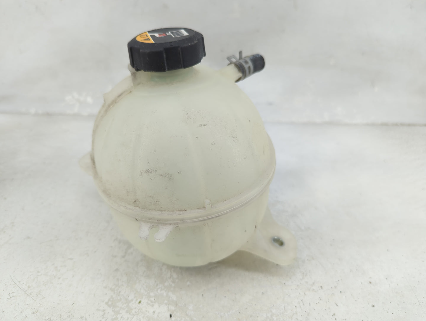 2016-2021 Hyundai Tucson Radiator Coolant Overflow Expansion Tank Bottle 1465706 - Oemusedautoparts1.com