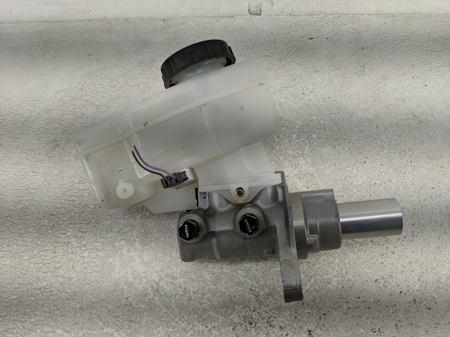 2014-2020 Infiniti Q50 Brake Master Cylinder 1313953 - Oemusedautoparts1.com