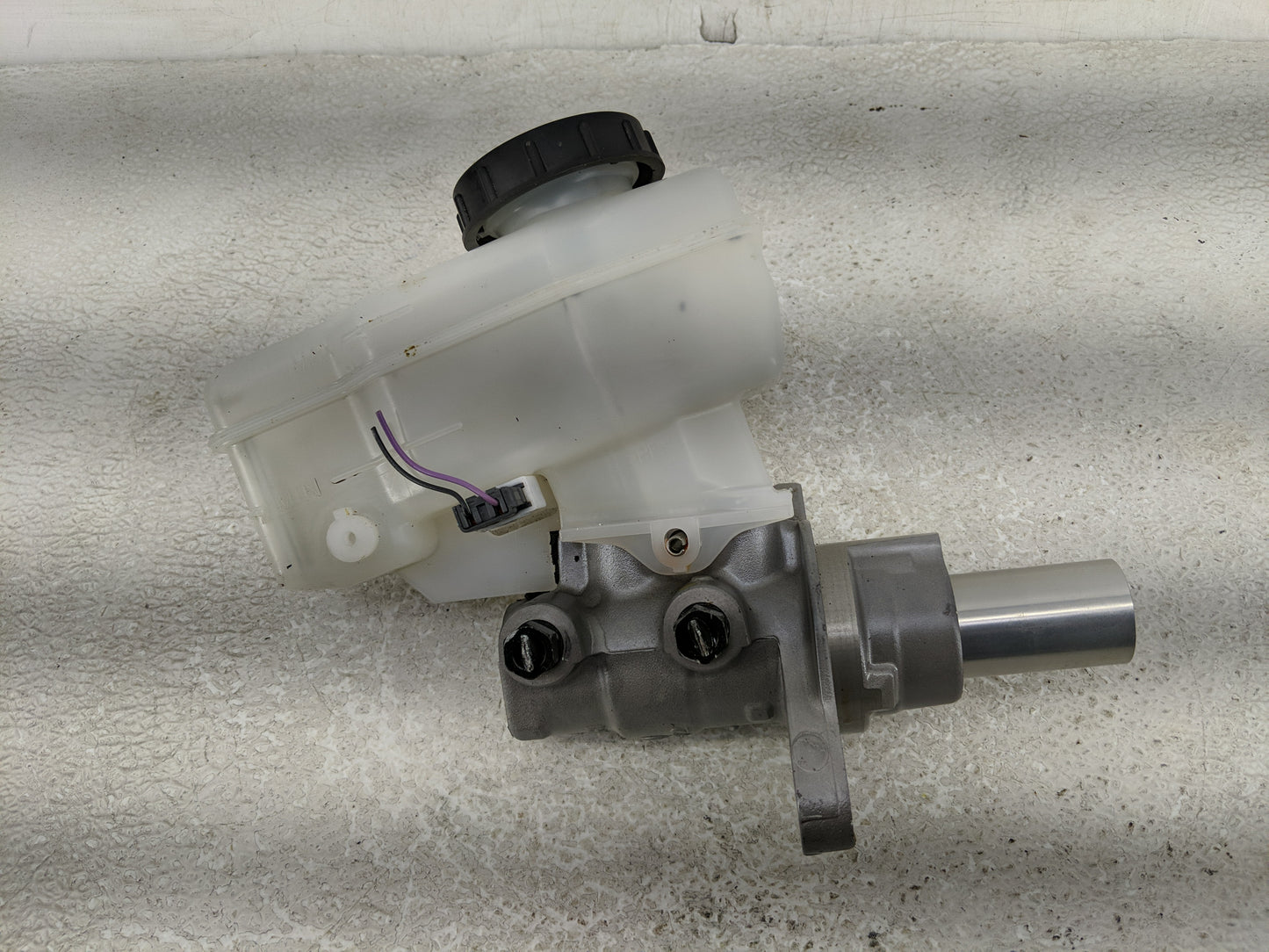 2014-2020 Infiniti Q50 Brake Master Cylinder 1313953 - Oemusedautoparts1.com
