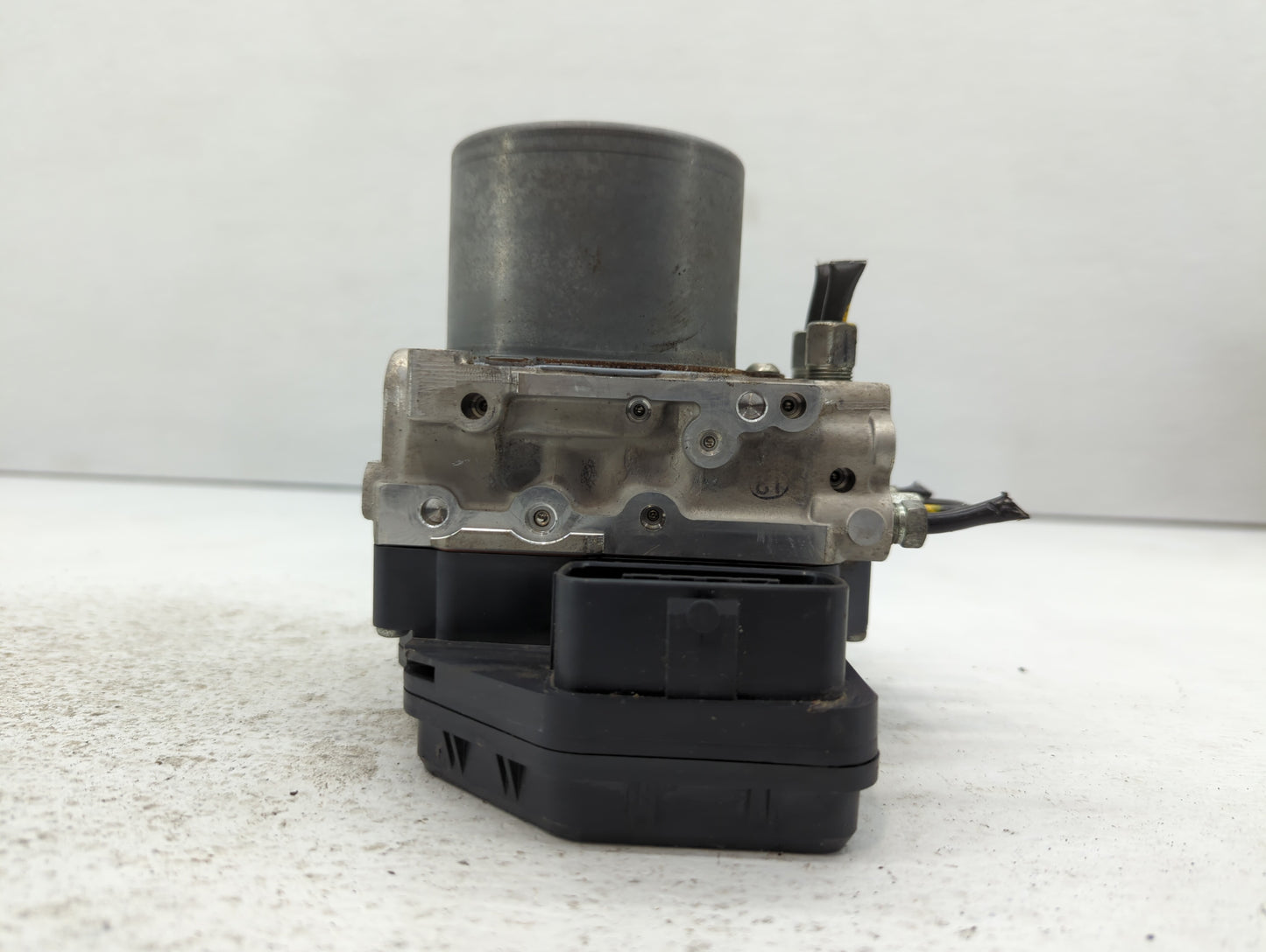 2018 Infiniti Q50 ABS Pump Control Module Replacement P/N:47660 4GV0A 47660 4GV1A Fits OEM Used Auto Parts - Oemusedautopart