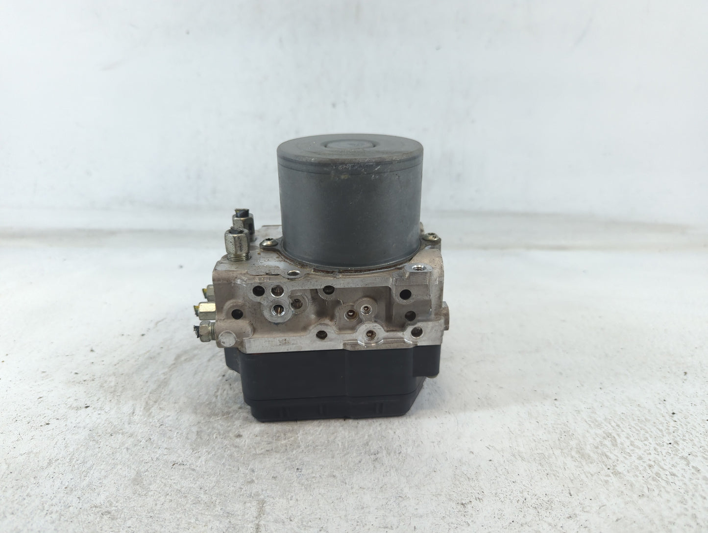 2018 Infiniti Q50 ABS Pump Control Module Replacement P/N:133230-7042 47660 4GU0A Fits OEM Used Auto Parts - Oemusedautopart