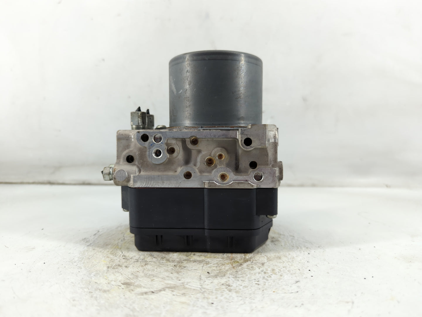 2018 Infiniti Q50 ABS Pump Control Module Replacement P/N:133230-7042 47660 4GU0A Fits OEM Used Auto Parts - Oemusedautopart