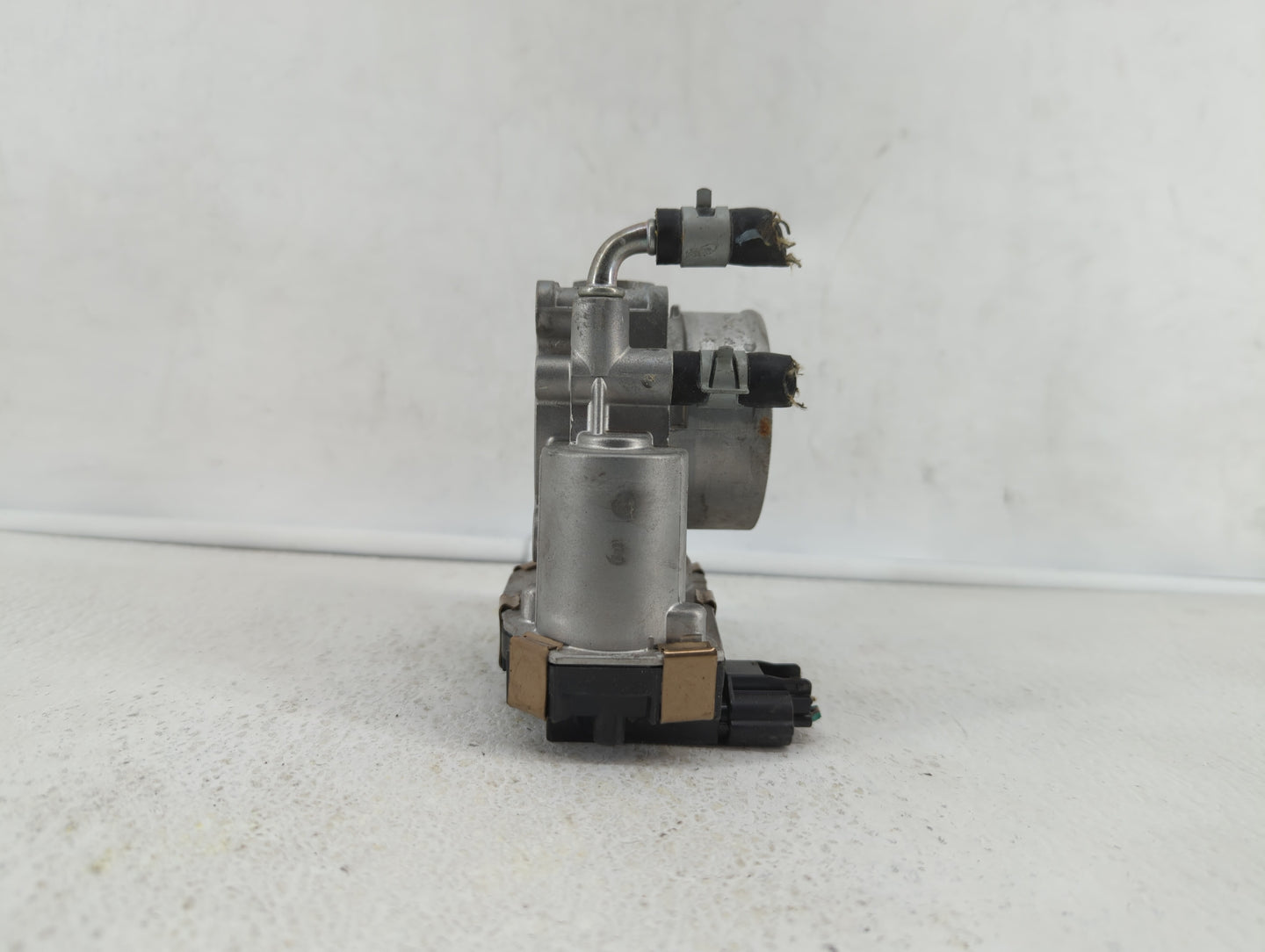 2017-2018 Infiniti Q60 Throttle Body P/N:RME60-52 Fits Fits 2016 2017 2018 OEM Used Auto Parts - Oemusedautoparts1.com