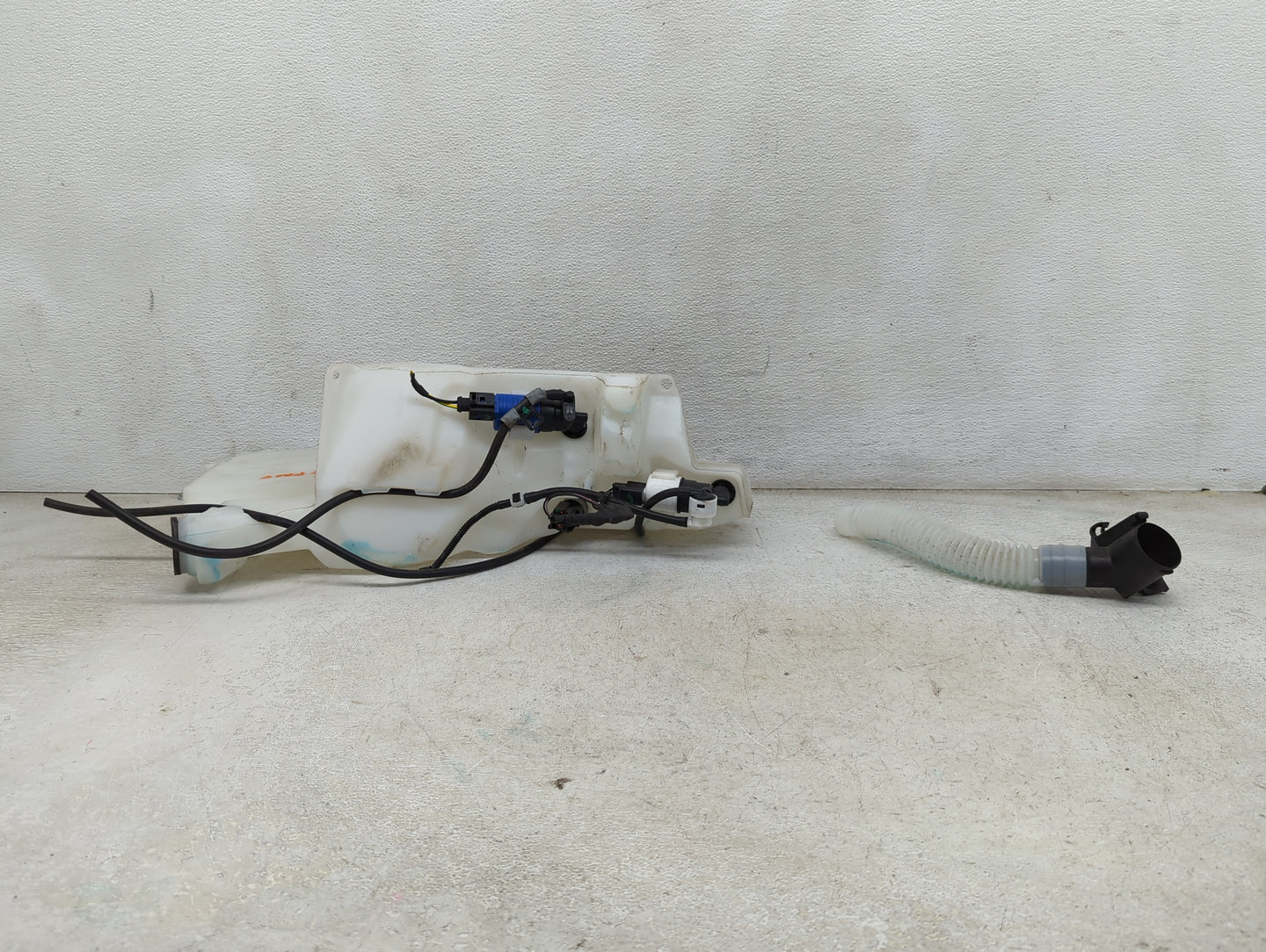 2017-2020 Jaguar F-pace Windshield Washer Fluid Reservoir Bottle Oem 1474034 - Oemusedautoparts1.com