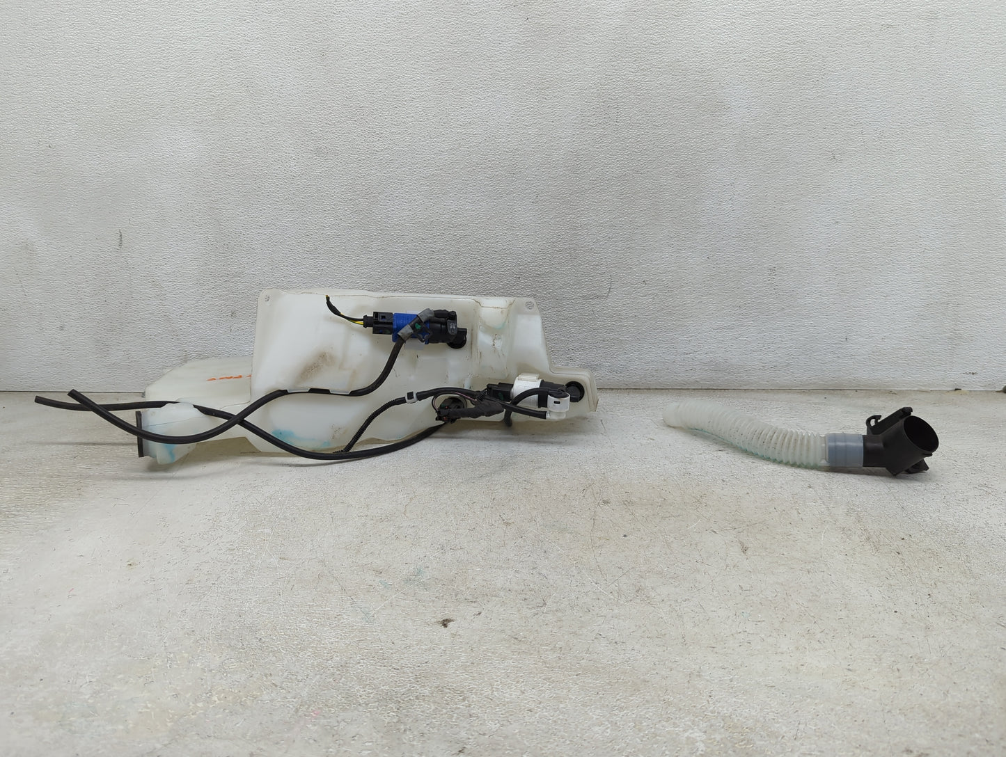 2017-2020 Jaguar F-pace Windshield Washer Fluid Reservoir Bottle Oem 1474034 - Oemusedautoparts1.com
