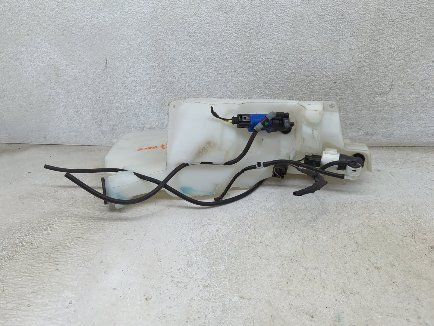 2017-2020 Jaguar F-pace Windshield Washer Fluid Reservoir Bottle Oem 1474034 - Oemusedautoparts1.com
