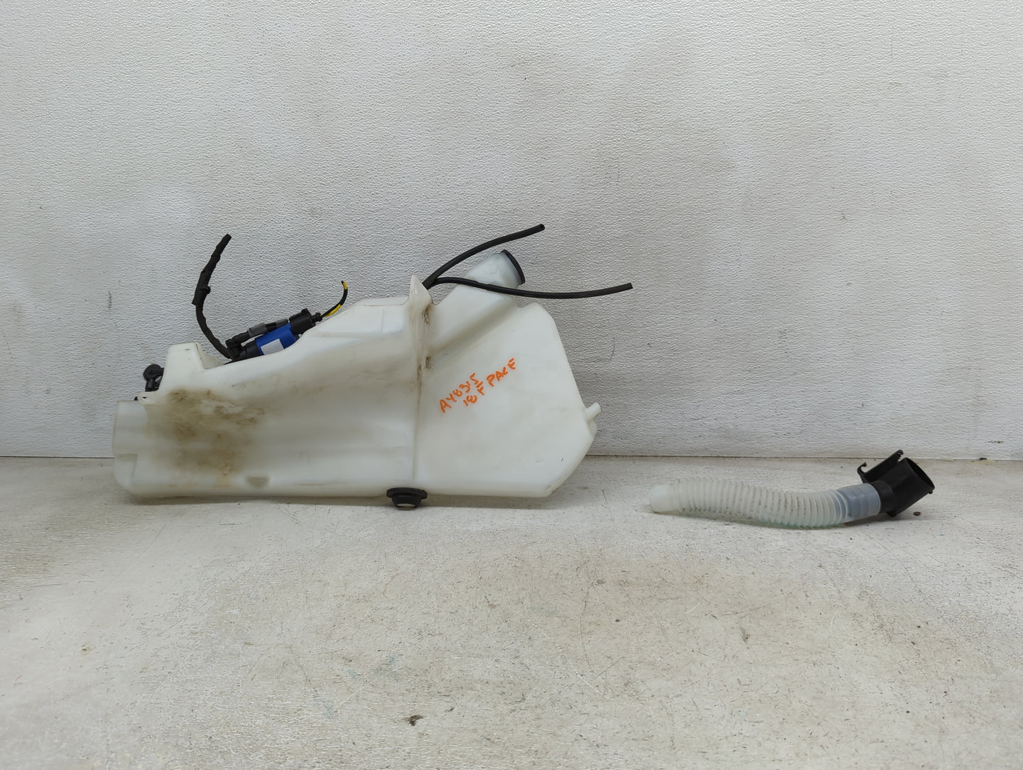 2017-2020 Jaguar F-pace Windshield Washer Fluid Reservoir Bottle Oem 1474034 - Oemusedautoparts1.com