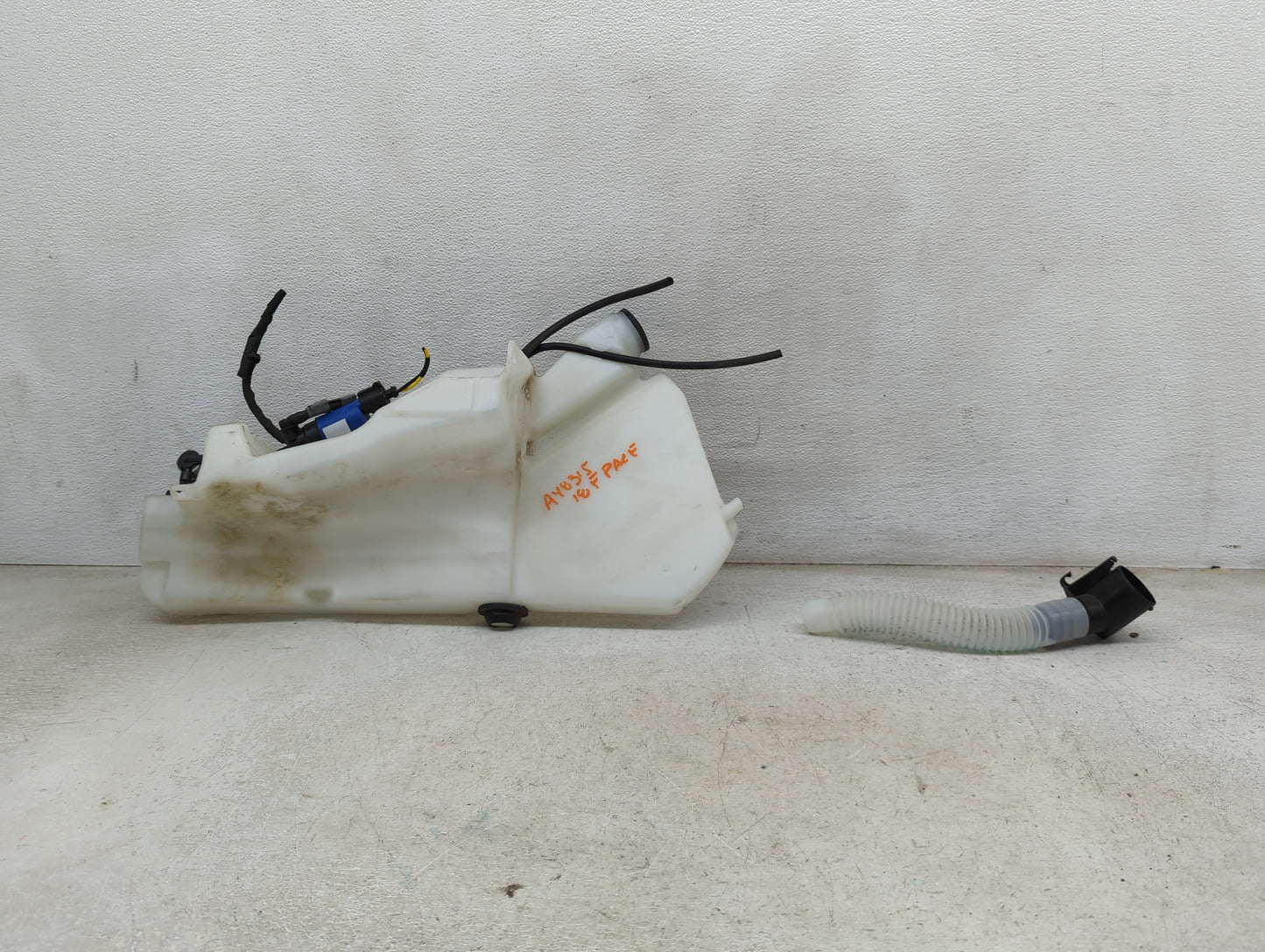 2017-2020 Jaguar F-pace Windshield Washer Fluid Reservoir Bottle Oem 1474034 - Oemusedautoparts1.com