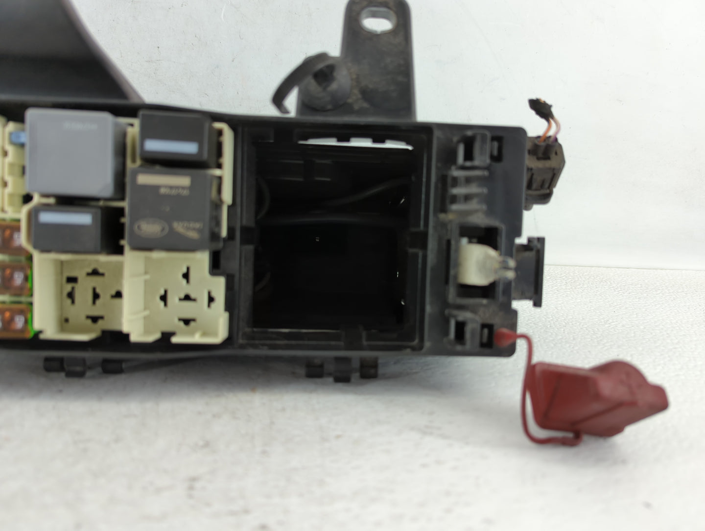 2017-2019 Jaguar Xe Fusebox Fuse Box Panel Relay Module P/N:GX73-14A076-AA Fits Fits 2017 2018 2019 OEM Used Auto Parts - Oe