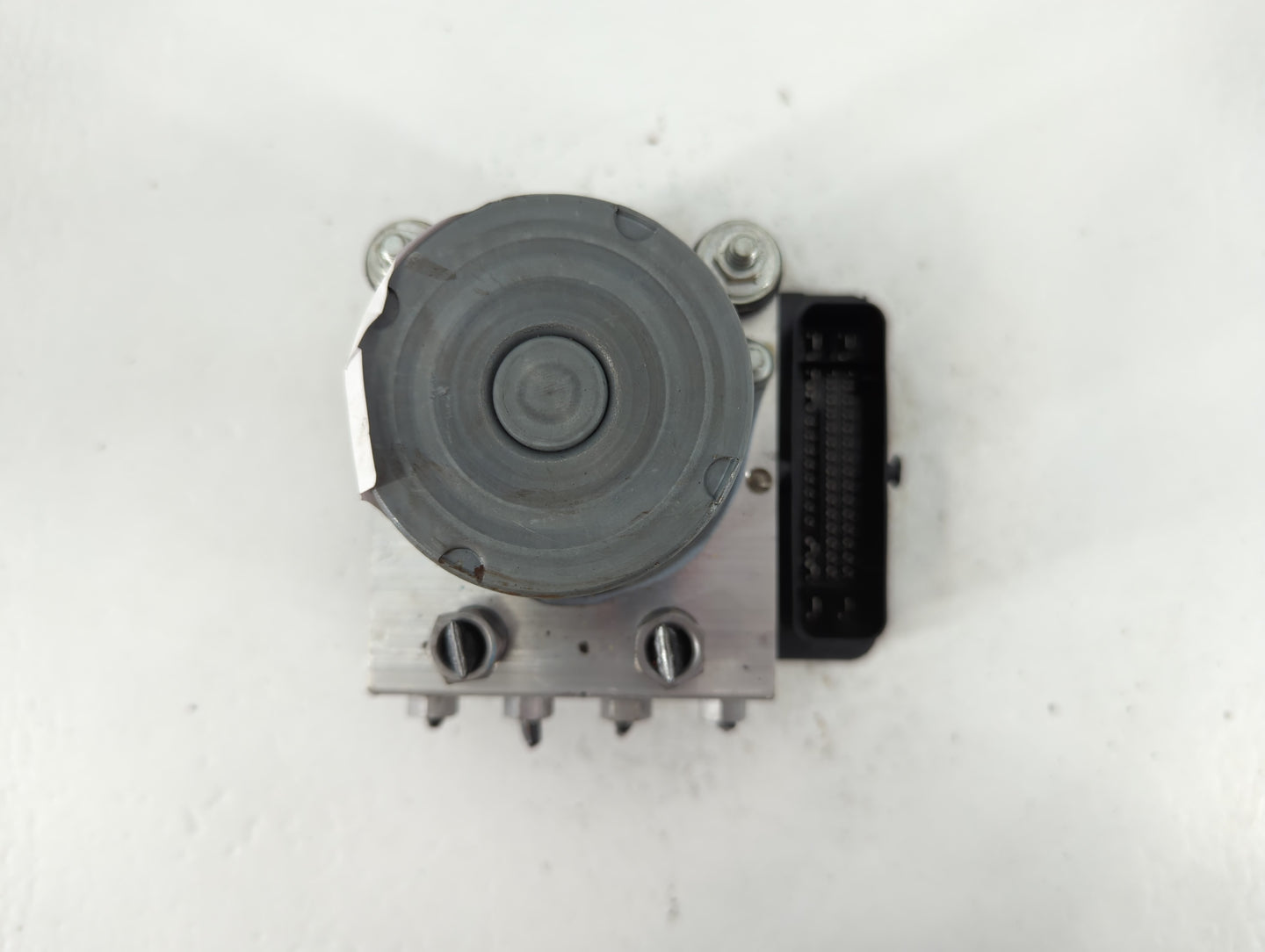 2018 Jaguar Xe ABS Pump Control Module Replacement P/N:HK83-14F447-CF Fits OEM Used Auto Parts - Oemusedautoparts1.com