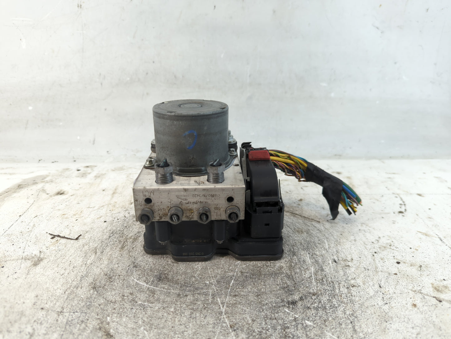 2018 Jaguar Xe ABS Pump Control Module Replacement P/N:HK82-14F447-CF Fits OEM Used Auto Parts - Oemusedautoparts1.com