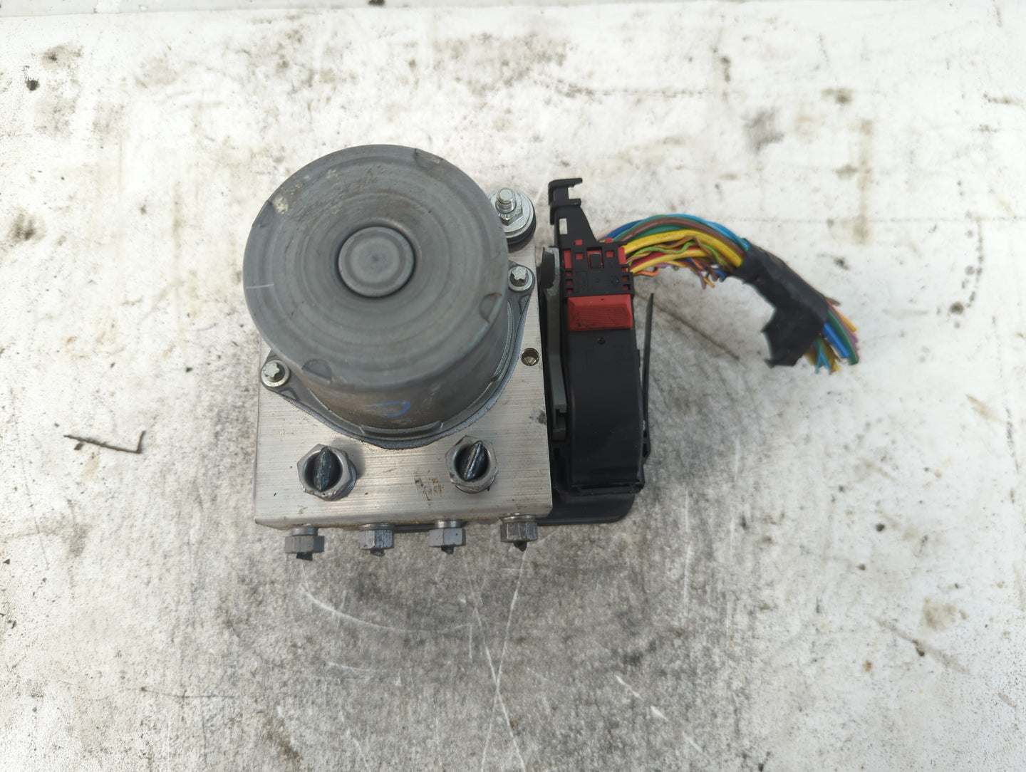 2018 Jaguar Xe ABS Pump Control Module Replacement P/N:HK82-14F447-CF Fits OEM Used Auto Parts - Oemusedautoparts1.com