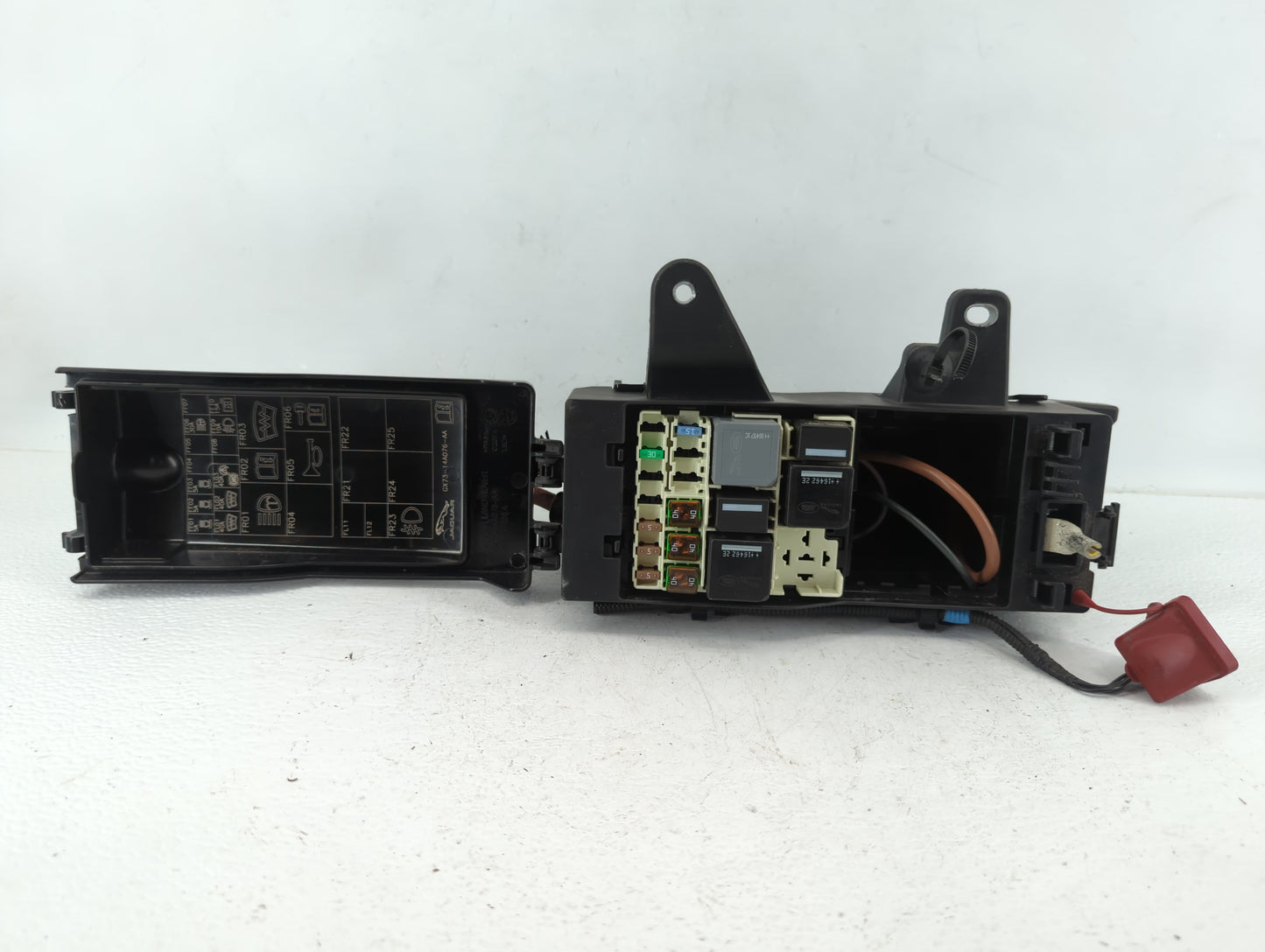 2016-2019 Jaguar Xf Fusebox Fuse Box Panel Relay Module P/N:GX73-14A076-AA Fits Fits 2016 2017 2018 2019 OEM Used Auto Parts