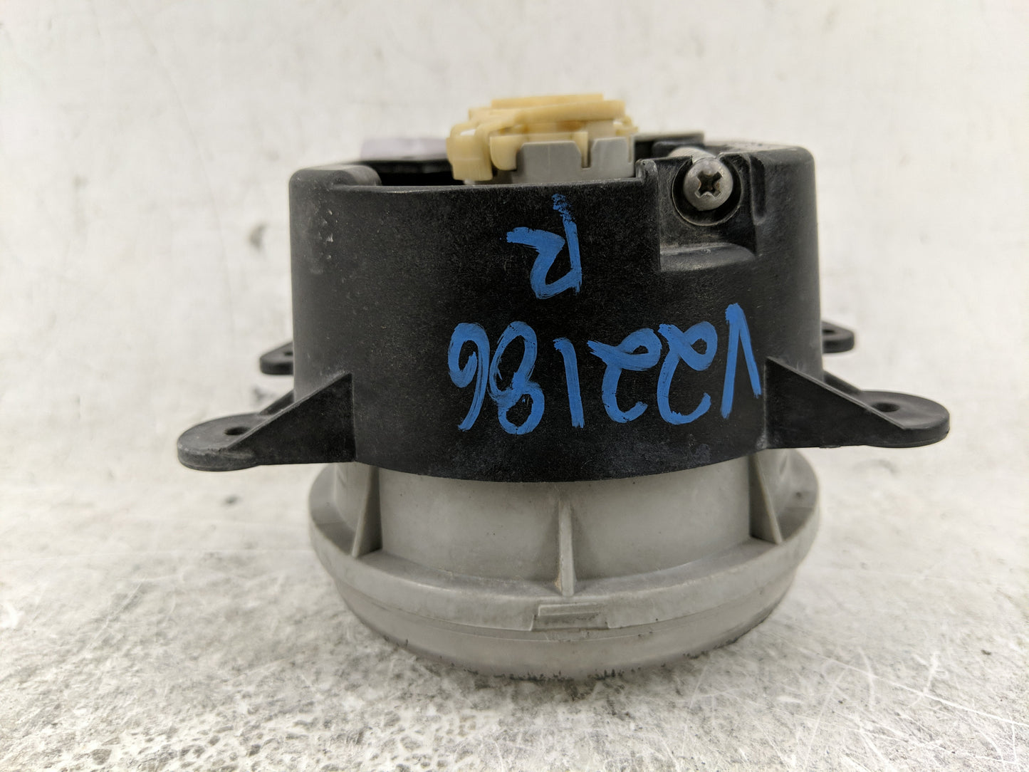 2018 Jeep Cherokee Passenger Right Oem Front Light Lamp - Oemusedautoparts1.com