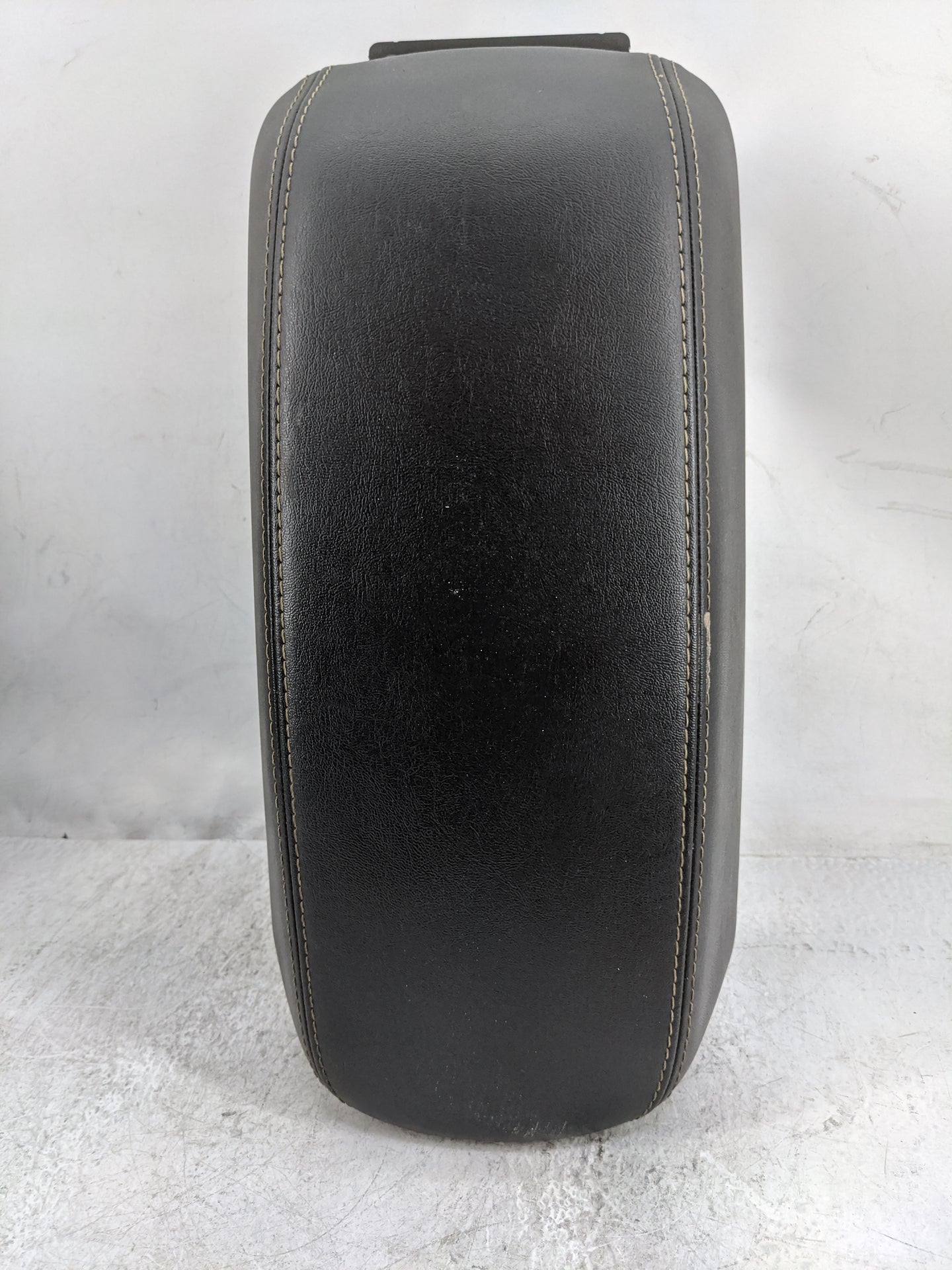 2018 Jeep Cherokee Center Console Armrest Cover Lid P/N:25865B1-DXSHL1 37E407&A13DXSHL10 Fits OEM Used Auto Parts - Oemuseda