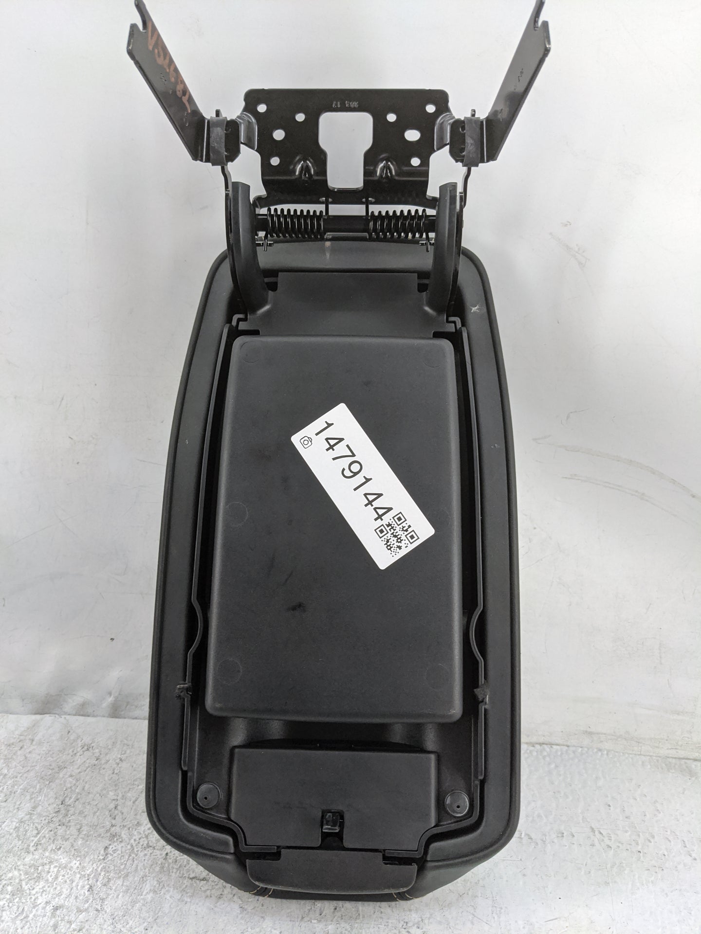 2018 Jeep Cherokee Center Console Armrest Cover Lid P/N:25865B1-DXSHL1 37E407&A13DXSHL10 Fits OEM Used Auto Parts - Oemuseda