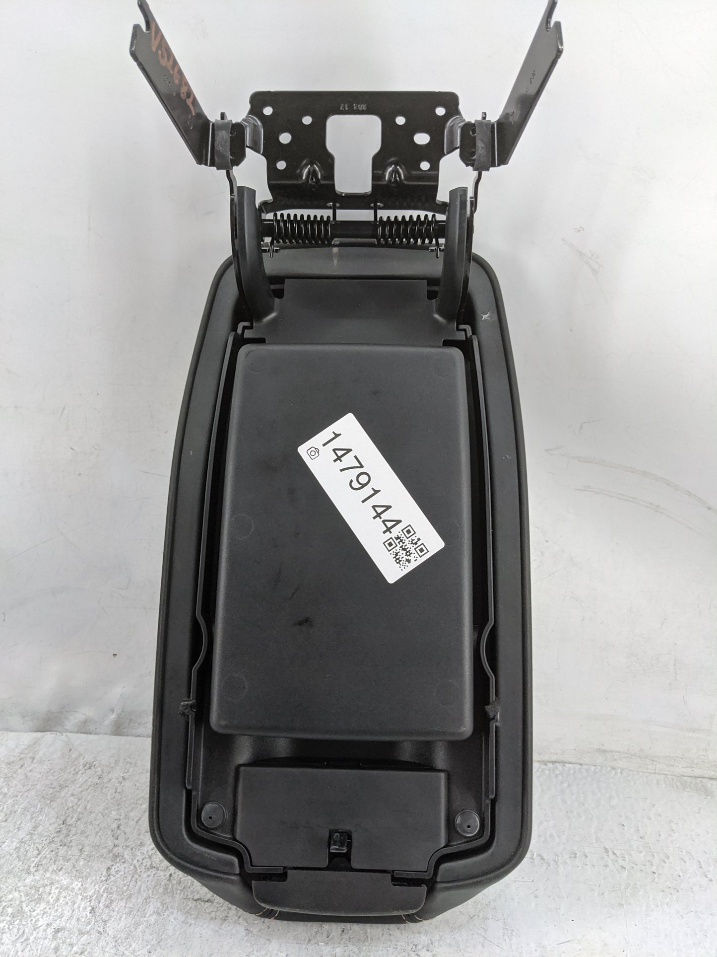 2018 Jeep Cherokee Center Console Armrest Cover Lid P/N:25865B1-DXSHL1 37E407&A13DXSHL10 Fits OEM Used Auto Parts - Oemuseda