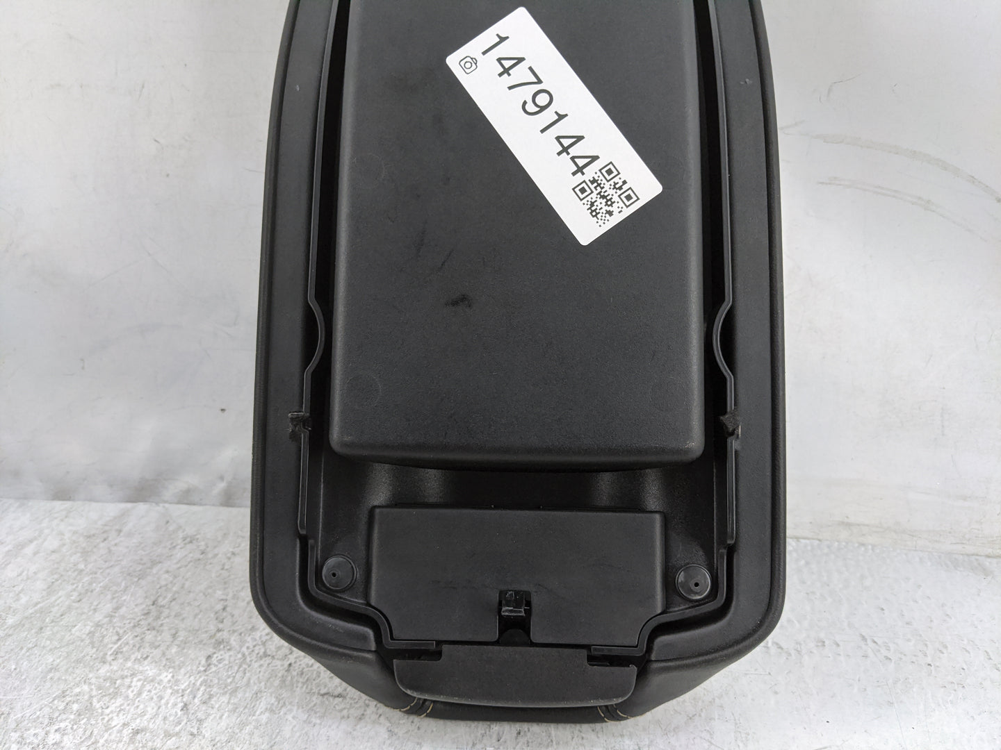 2018 Jeep Cherokee Center Console Armrest Cover Lid P/N:25865B1-DXSHL1 37E407&A13DXSHL10 Fits OEM Used Auto Parts - Oemuseda