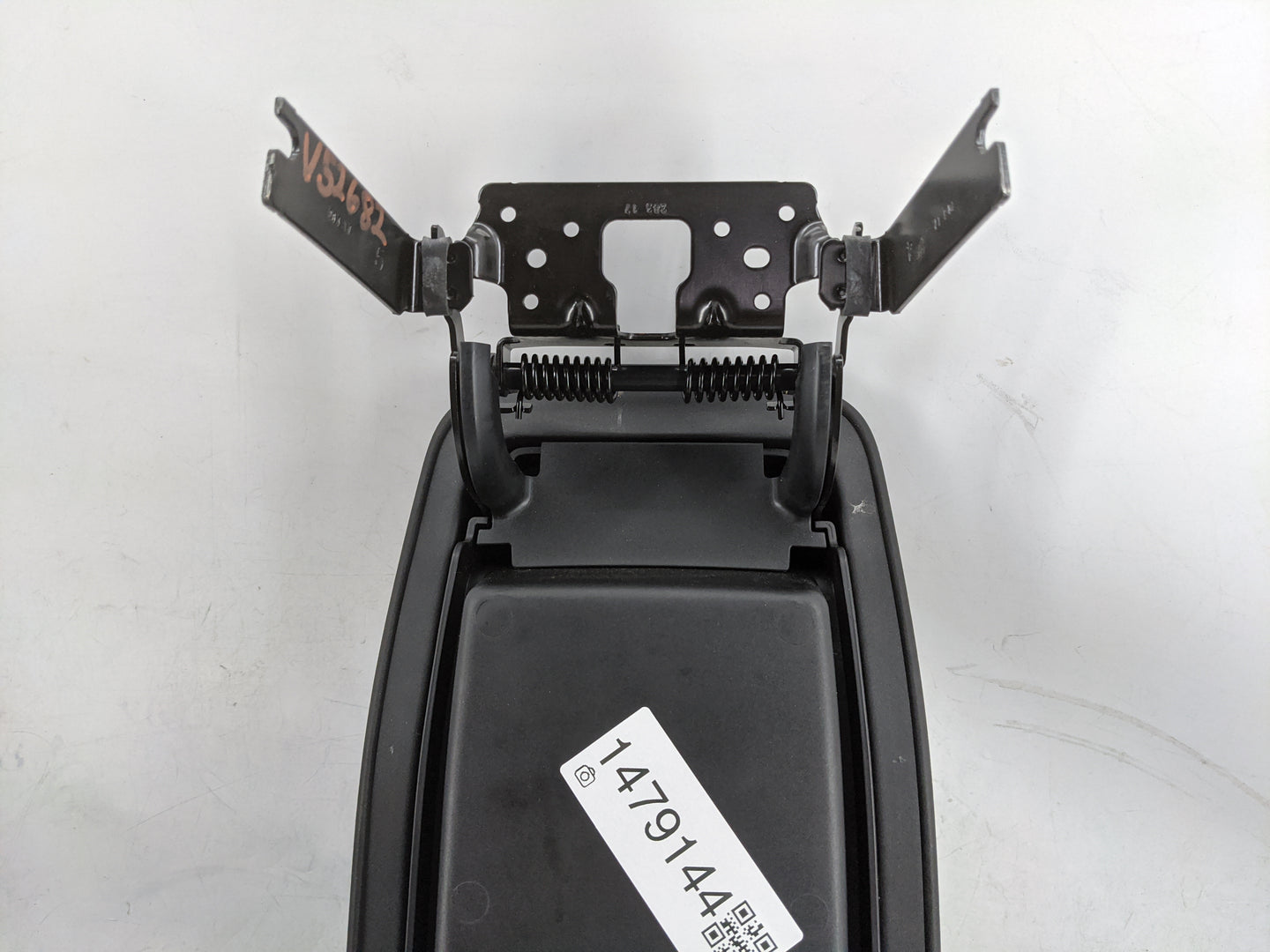 2018 Jeep Cherokee Center Console Armrest Cover Lid P/N:25865B1-DXSHL1 37E407&A13DXSHL10 Fits OEM Used Auto Parts - Oemuseda