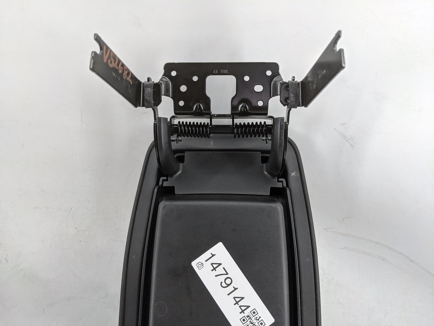 2018 Jeep Cherokee Center Console Armrest Cover Lid P/N:25865B1-DXSHL1 37E407&A13DXSHL10 Fits OEM Used Auto Parts - Oemuseda