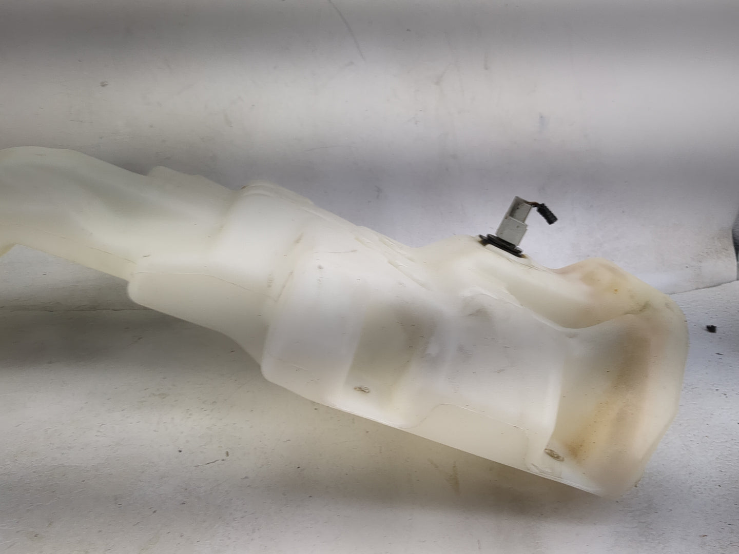 2014-2018 Jeep Cherokee Windshield Washer Fluid Reservoir Bottle 1482496 - Oemusedautoparts1.com