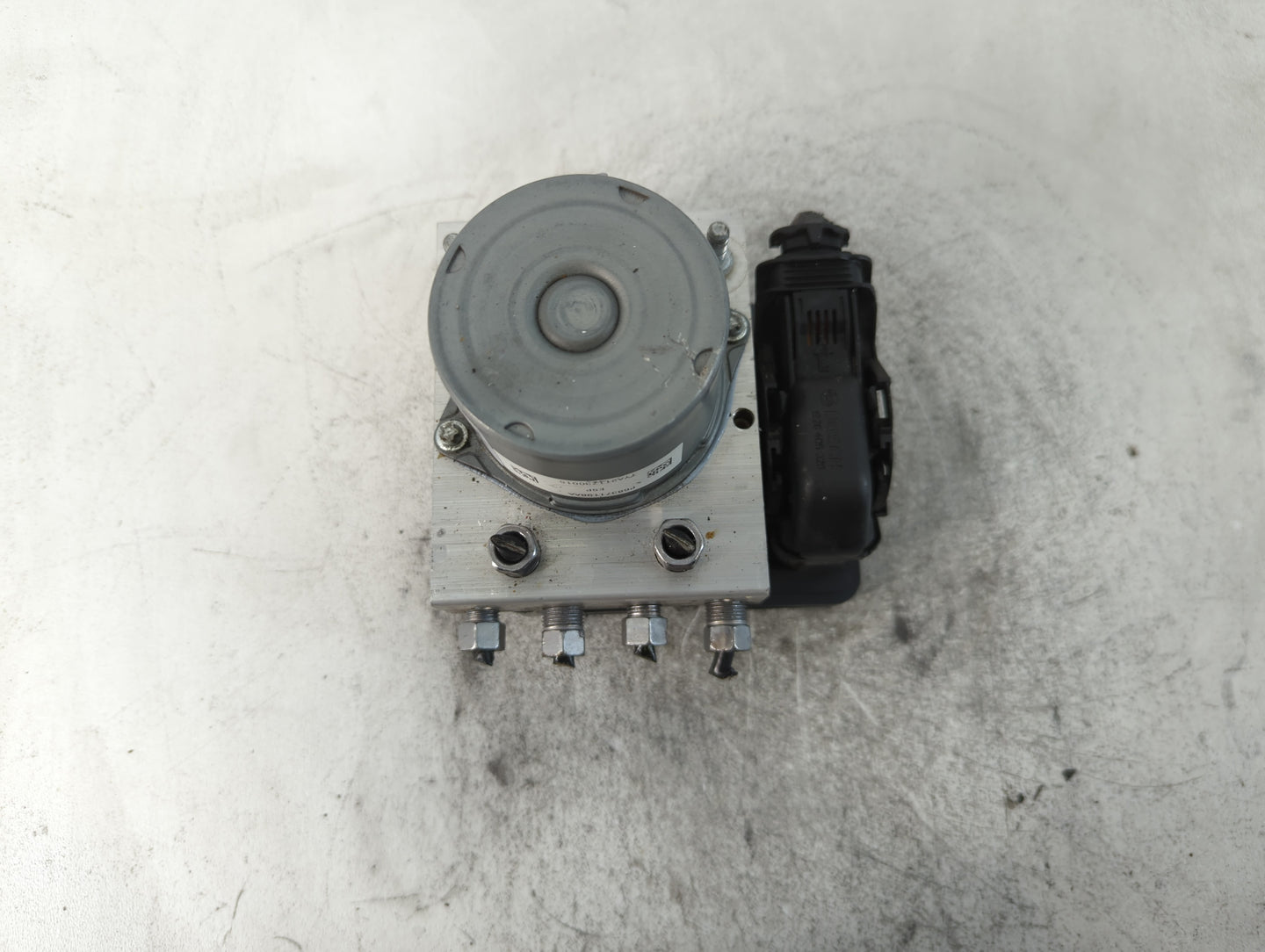 2018 Jeep Cherokee ABS Pump Control Module Replacement P/N:P68371198AA Fits OEM Used Auto Parts - Oemusedautoparts1.com