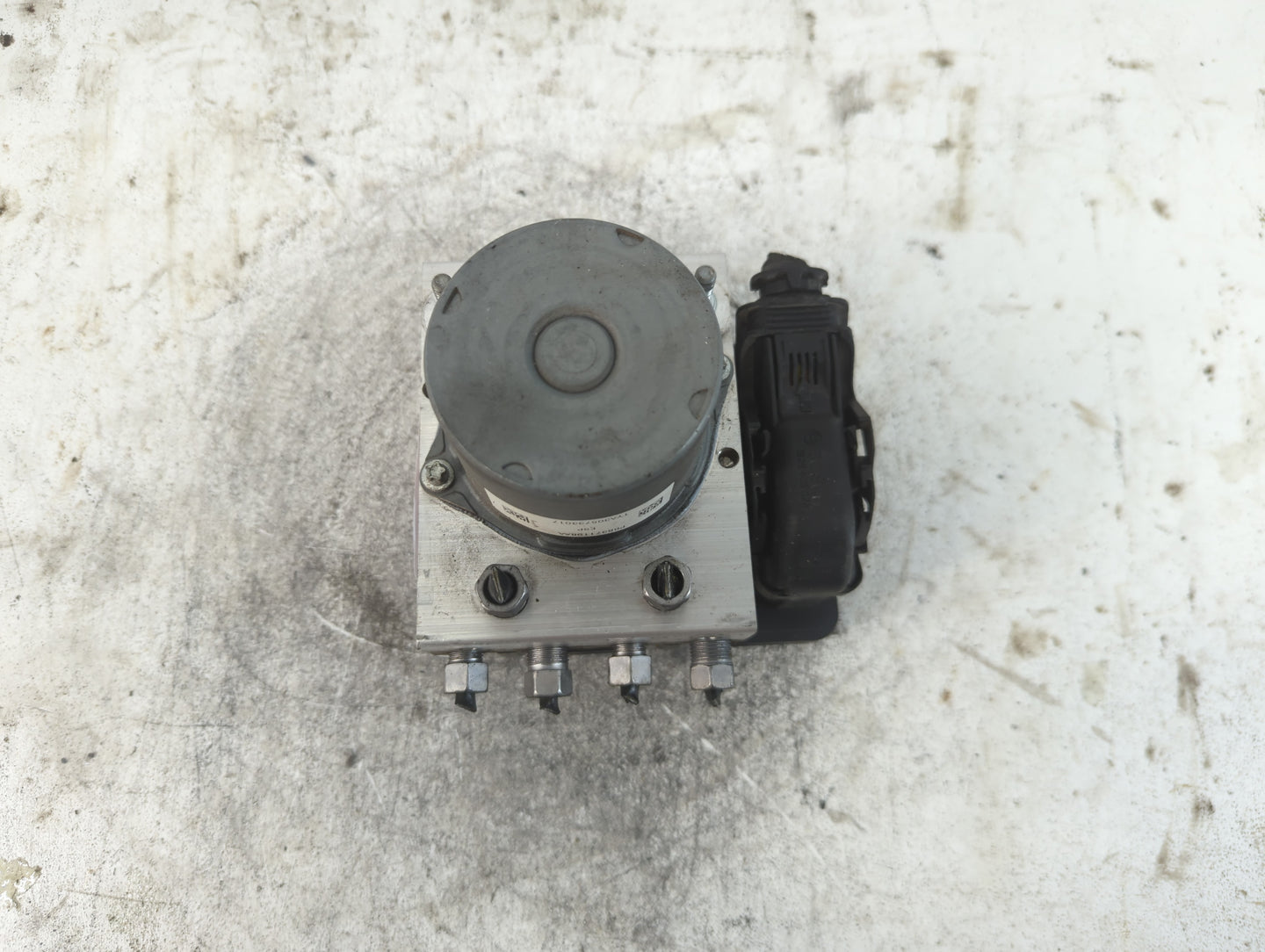 2018 Jeep Cherokee ABS Pump Control Module Replacement P/N:P68371198AA Fits OEM Used Auto Parts - Oemusedautoparts1.com