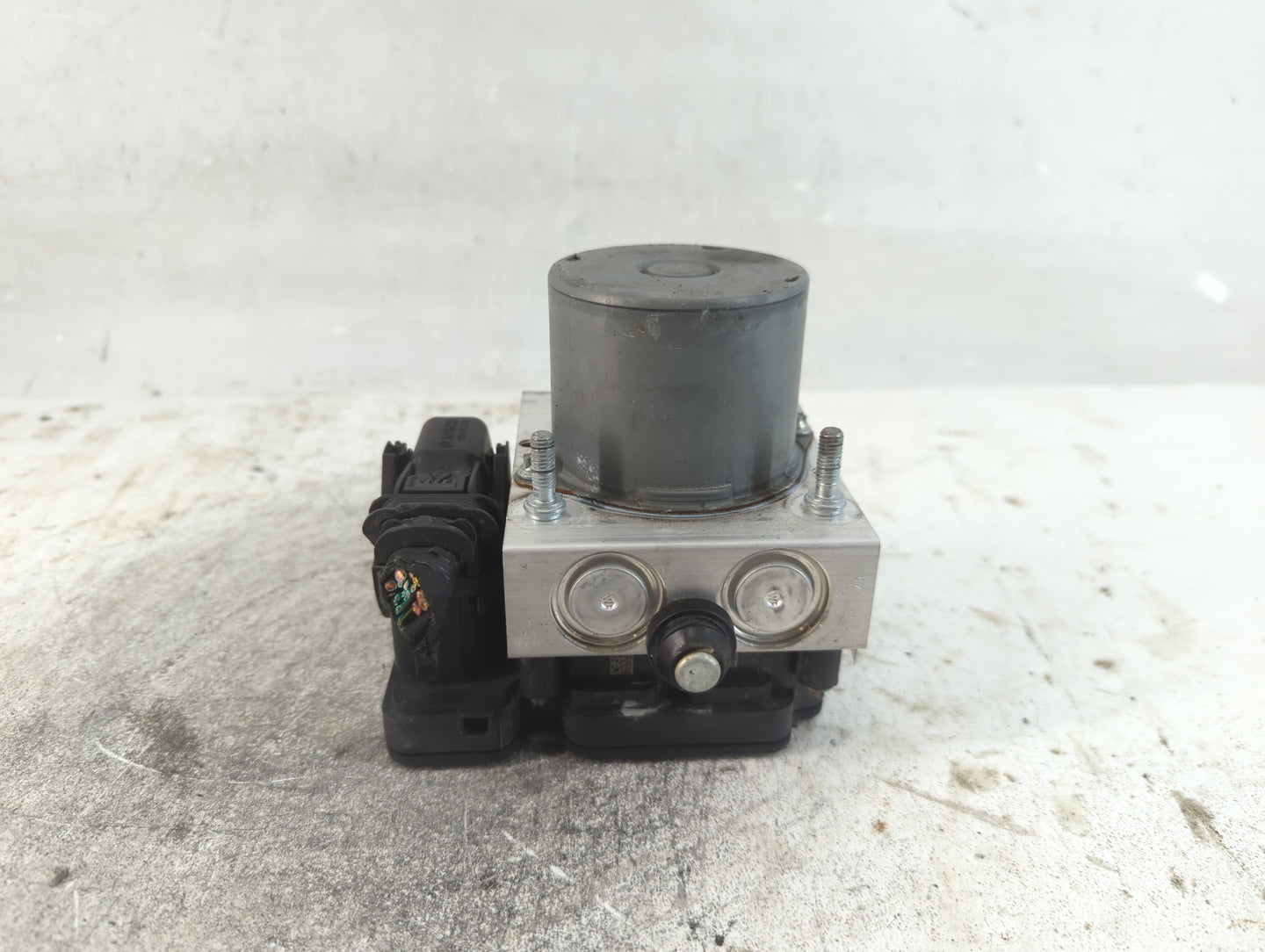 2018 Jeep Cherokee ABS Pump Control Module Replacement P/N:P68371198AA Fits OEM Used Auto Parts - Oemusedautoparts1.com