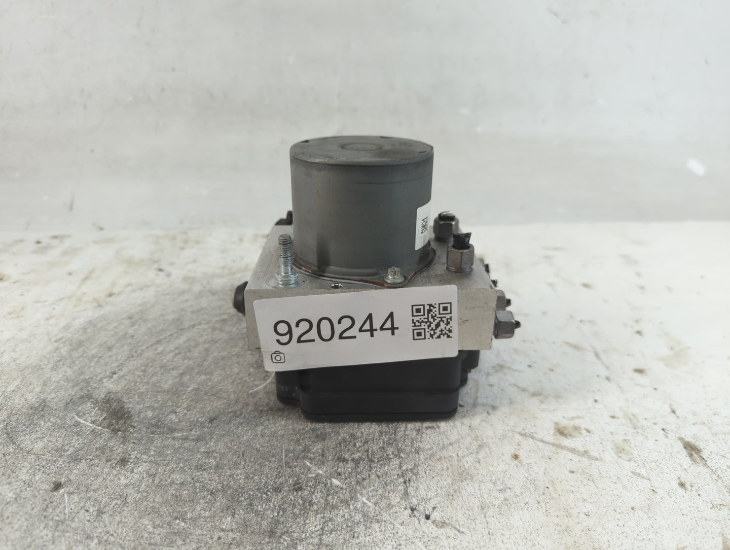 2018 Jeep Cherokee ABS Pump Control Module Replacement P/N:P68371198AA Fits OEM Used Auto Parts - Oemusedautoparts1.com