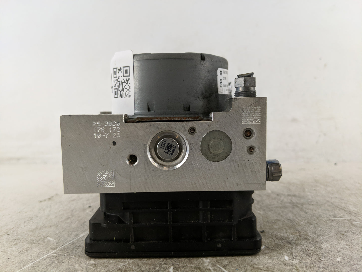 2018 Jeep Compass ABS Pump Control Module Replacement P/N:P04726567AJ Fits OEM Used Auto Parts - Oemusedautoparts1.com
