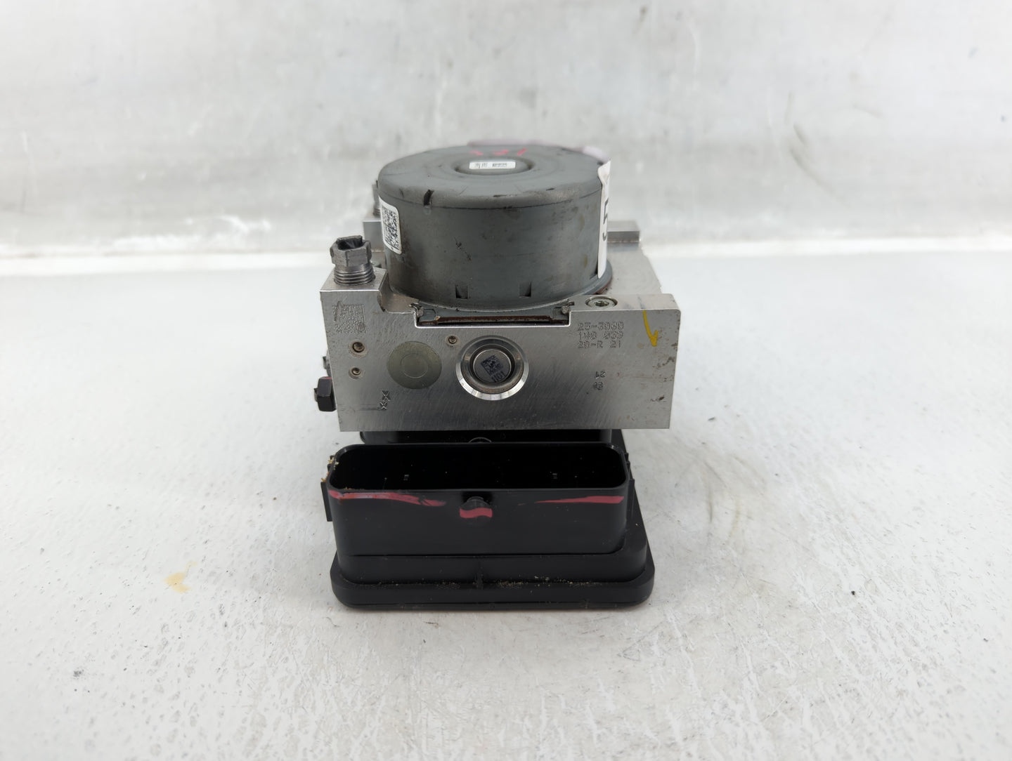 2018 Jeep Compass ABS Pump Control Module Replacement P/N:P04726567AH Fits OEM Used Auto Parts - Oemusedautoparts1.com