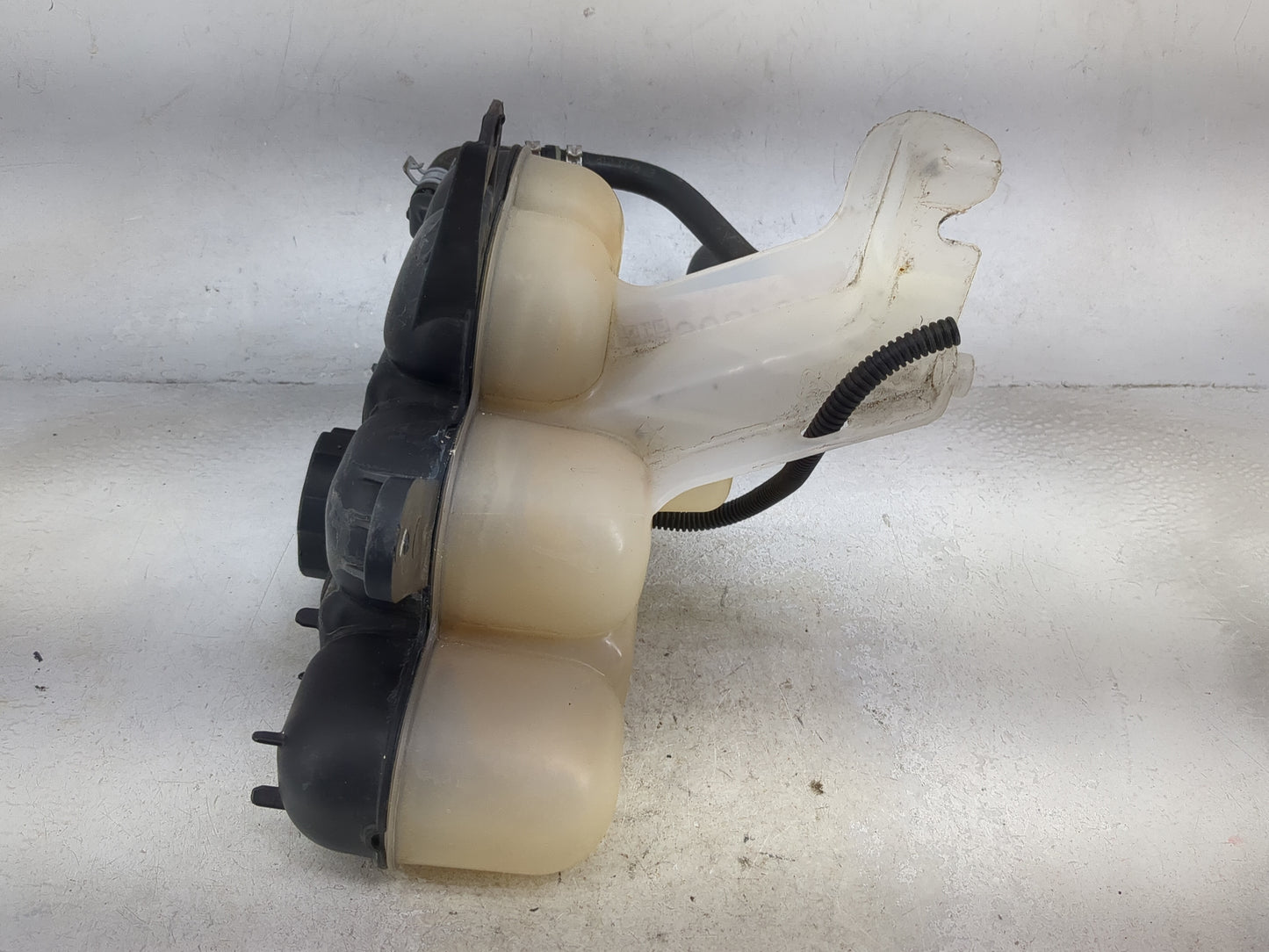 2016 Jeep Grand Cherokee Radiator Coolant Overflow Expansion Tank Bottle 1494306 - Oemusedautoparts1.com