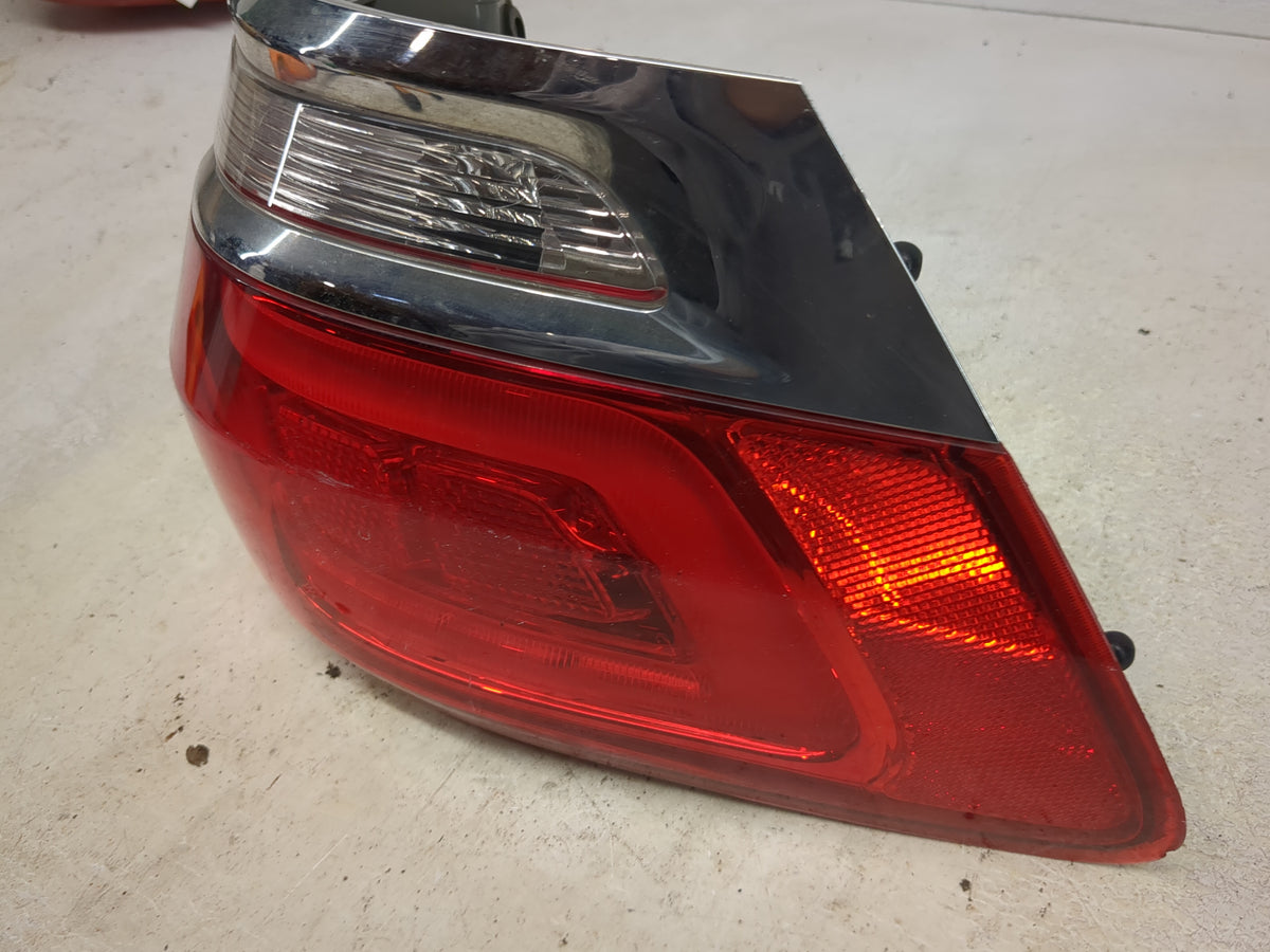 2018 Jeep Grand Cherokee Tail Light Assembly Driver Left OEM P/N:68110017AA P68110017AA, F00HTC402519 Fits OEM Used Auto Par