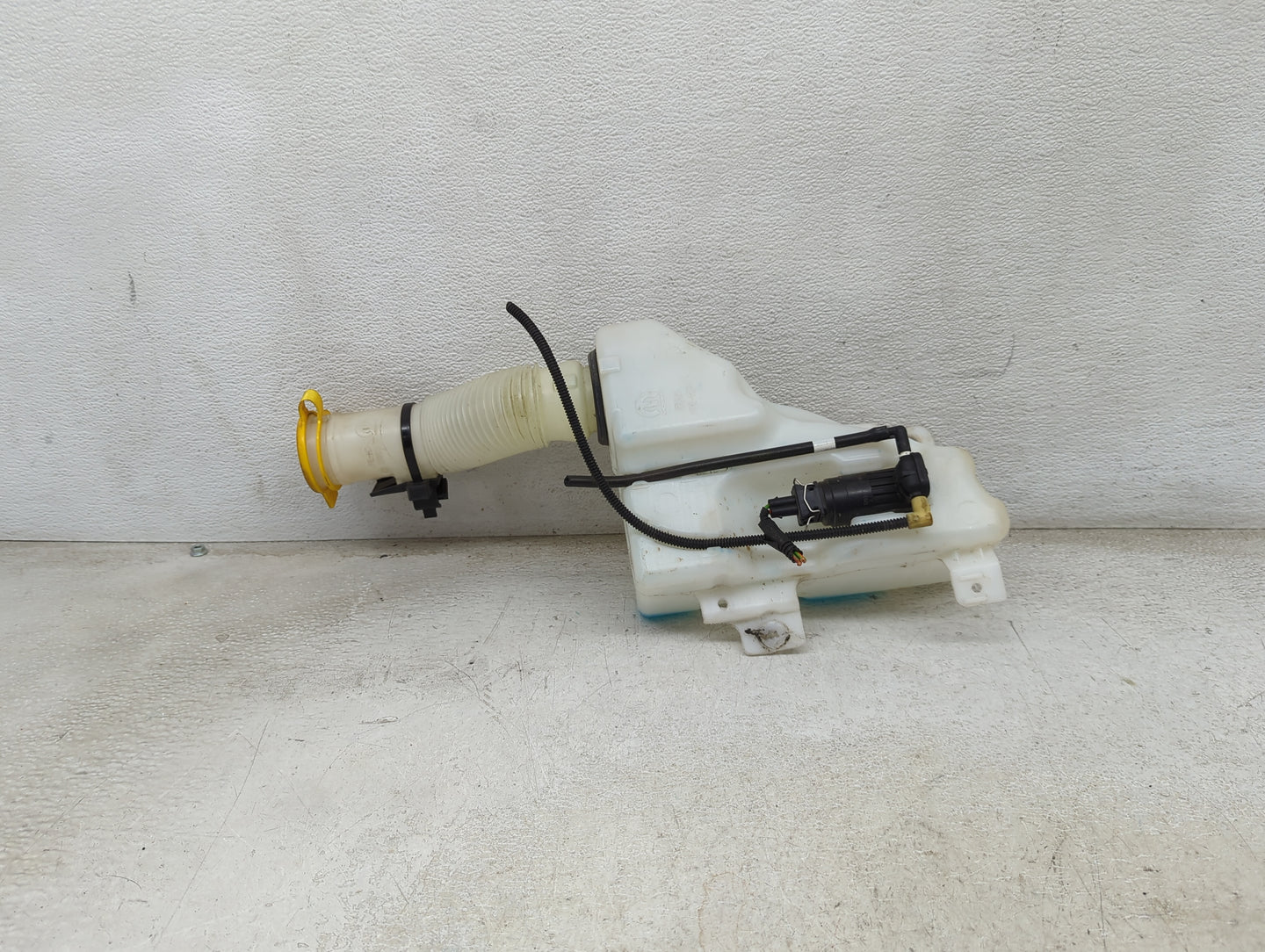 2015-2018 Jeep Renegade Windshield Washer Fluid Reservoir Bottle Oem 1473995 - Oemusedautoparts1.com
