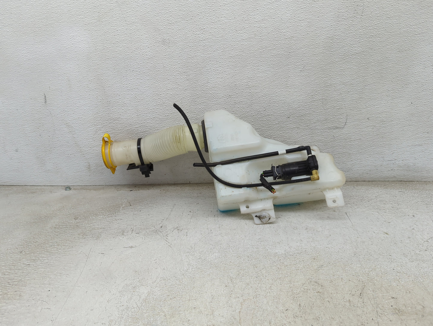 2015-2018 Jeep Renegade Windshield Washer Fluid Reservoir Bottle Oem 1473995 - Oemusedautoparts1.com